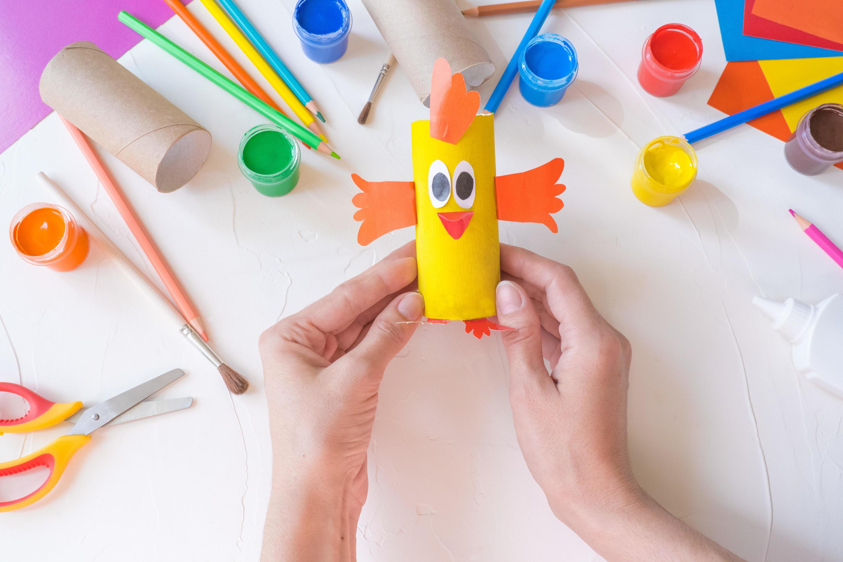 idée de bricolage facile pour les enfants. rouleau de papier toilette tube  jouet poussin bébé sur fond blanc avec du papier de couleur. décoration de  pâques créative écologique, réutilisation, recyclage, zéro déchet