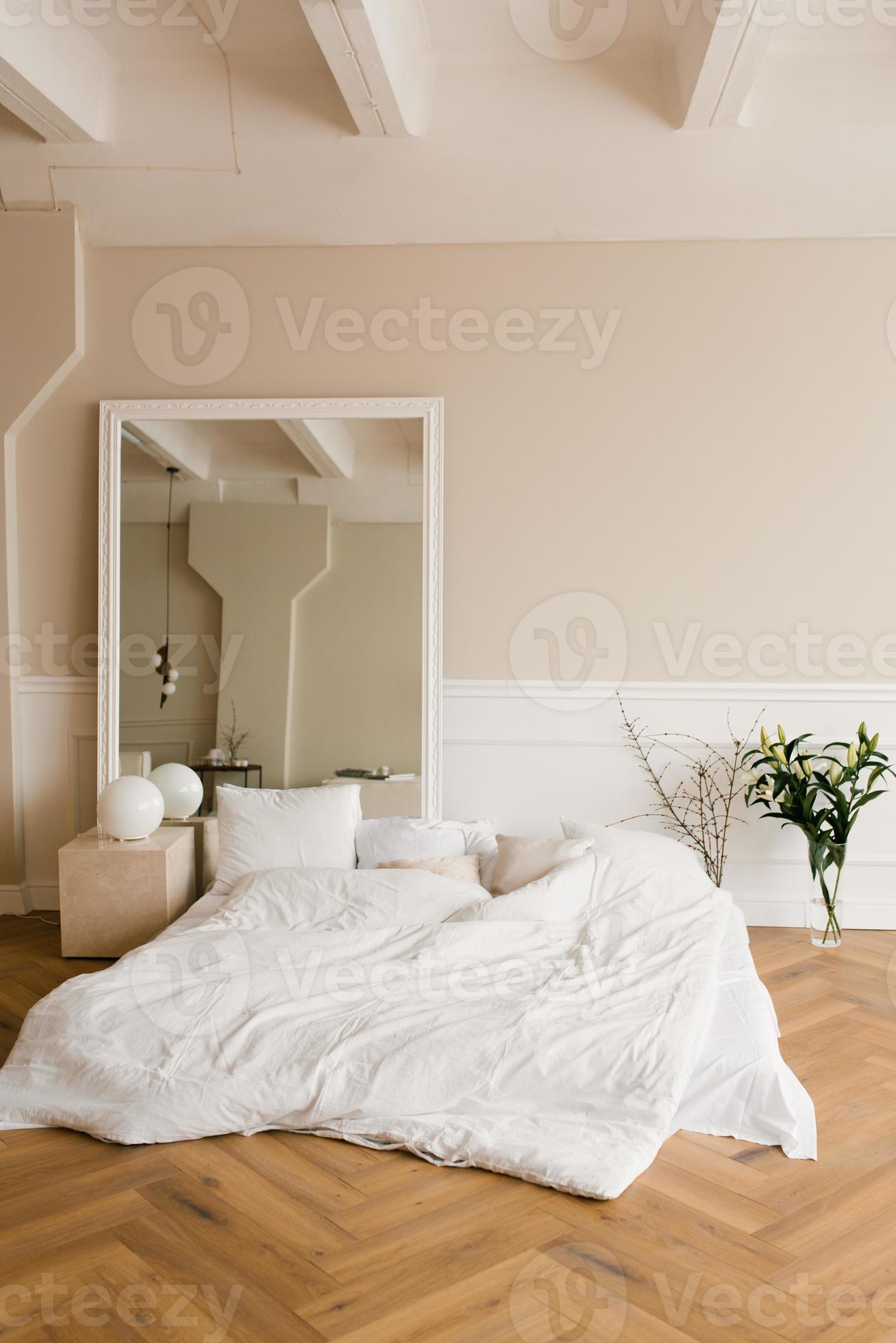 un lit douillet au sol, un grand miroir dans une chambre classique moderne.  intérieur de la maison 13008115 Photo de stock chez Vecteezy