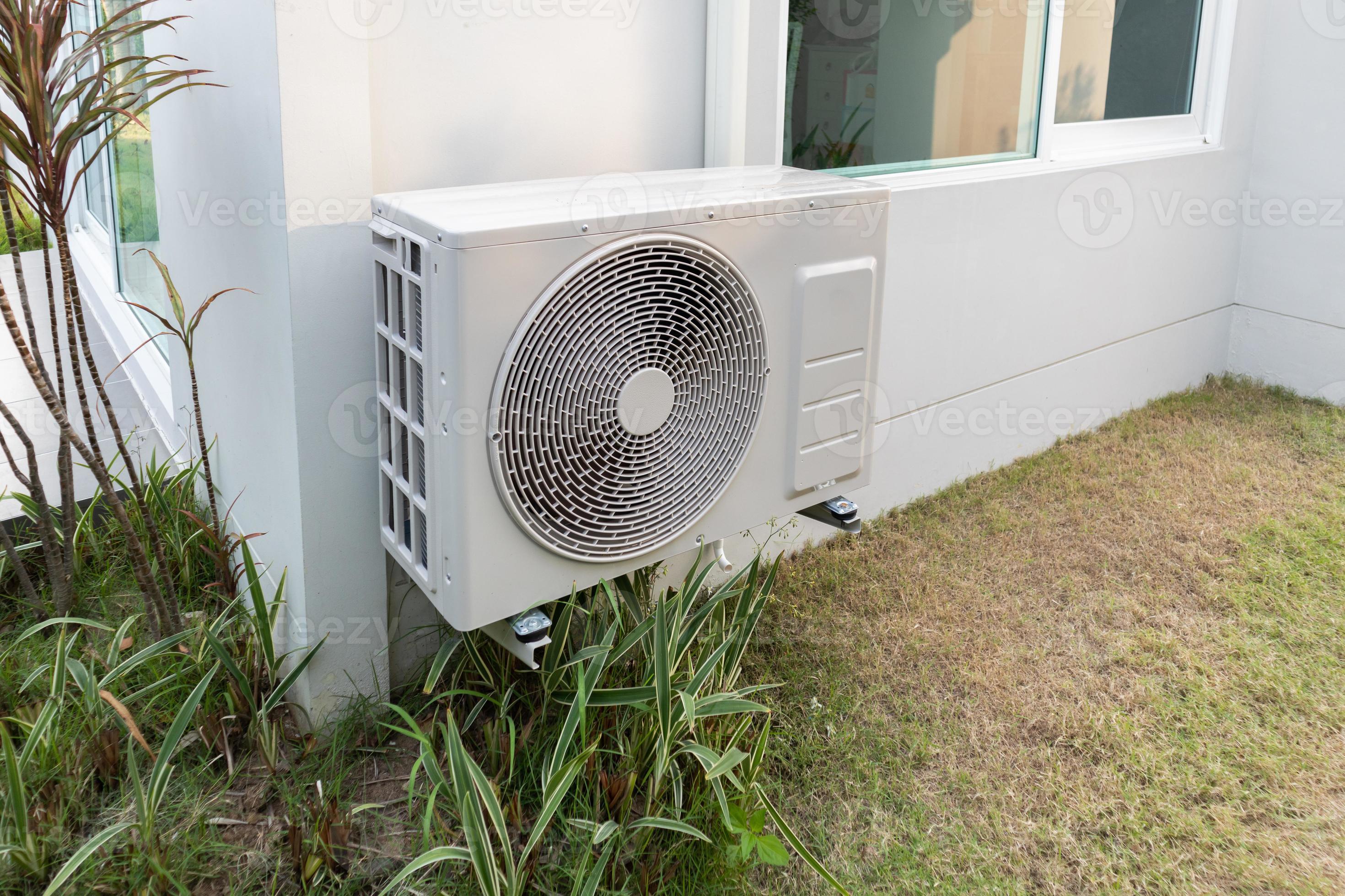 Compresseur d'unité extérieure de climatisation installé à l'extérieur de  la maison 13015323 Photo de stock chez Vecteezy