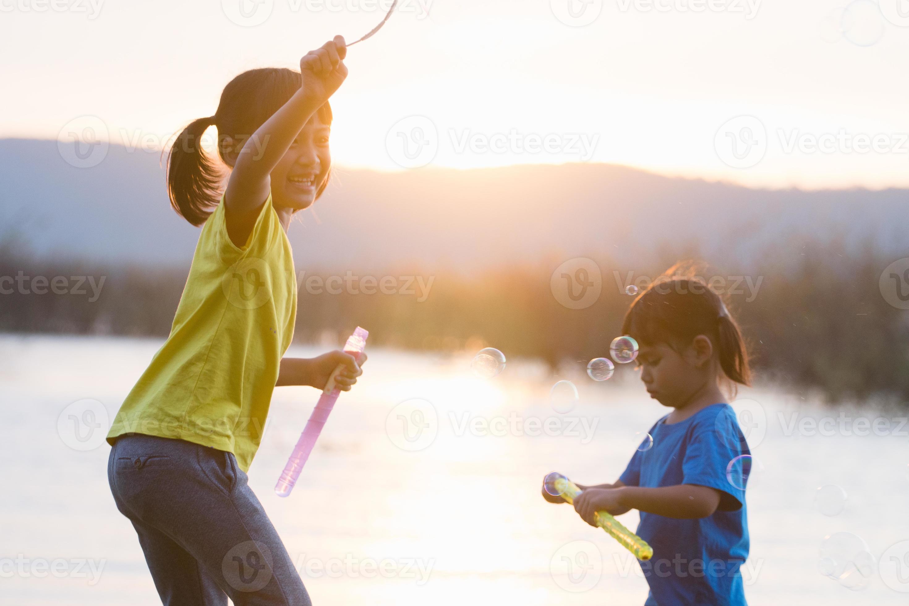 Photo D'enfants Jouant Aux Bulles De Savon