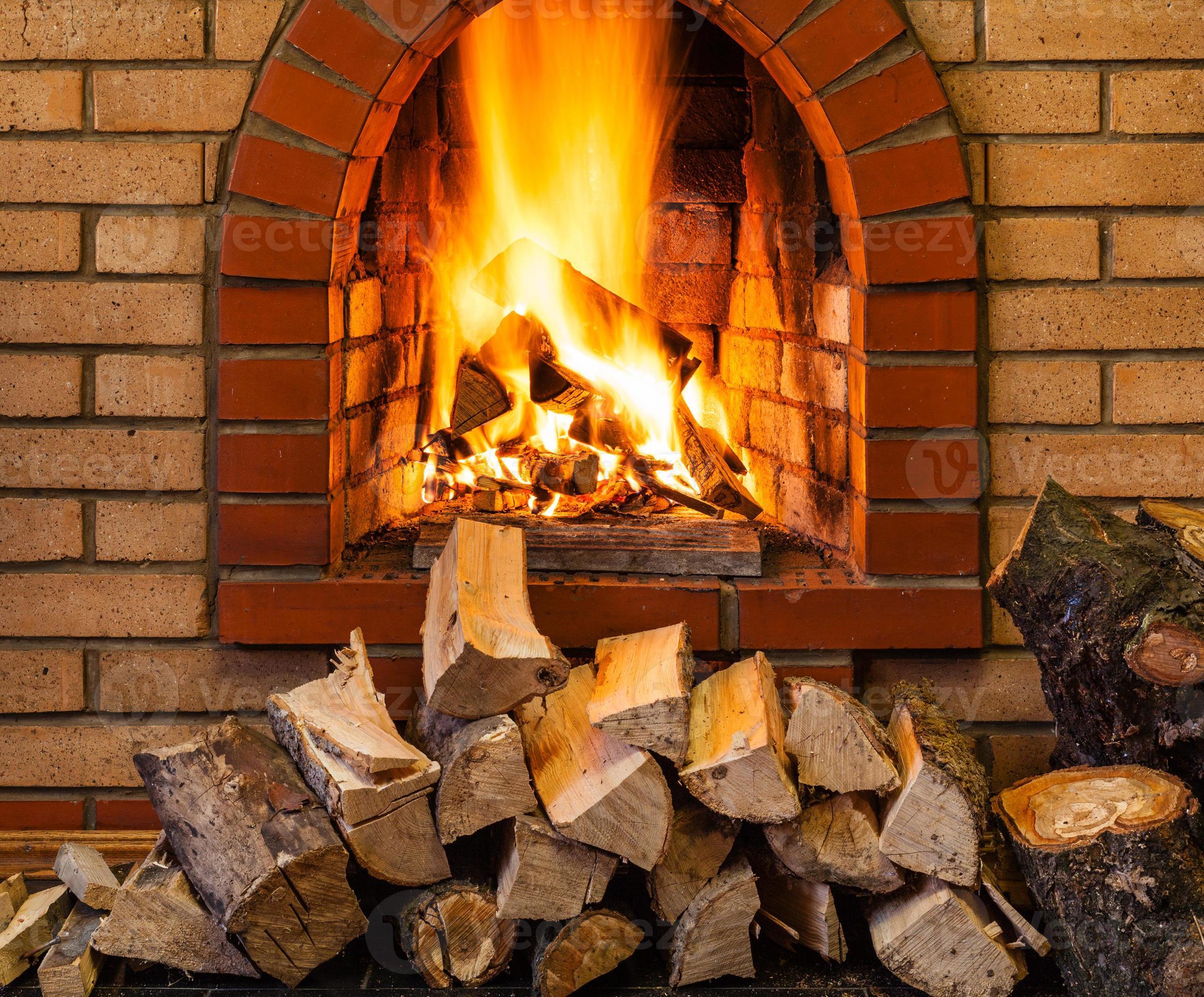 pile de bois de chauffage et de feu dans une cheminée en brique 13073967  Photo de stock chez Vecteezy