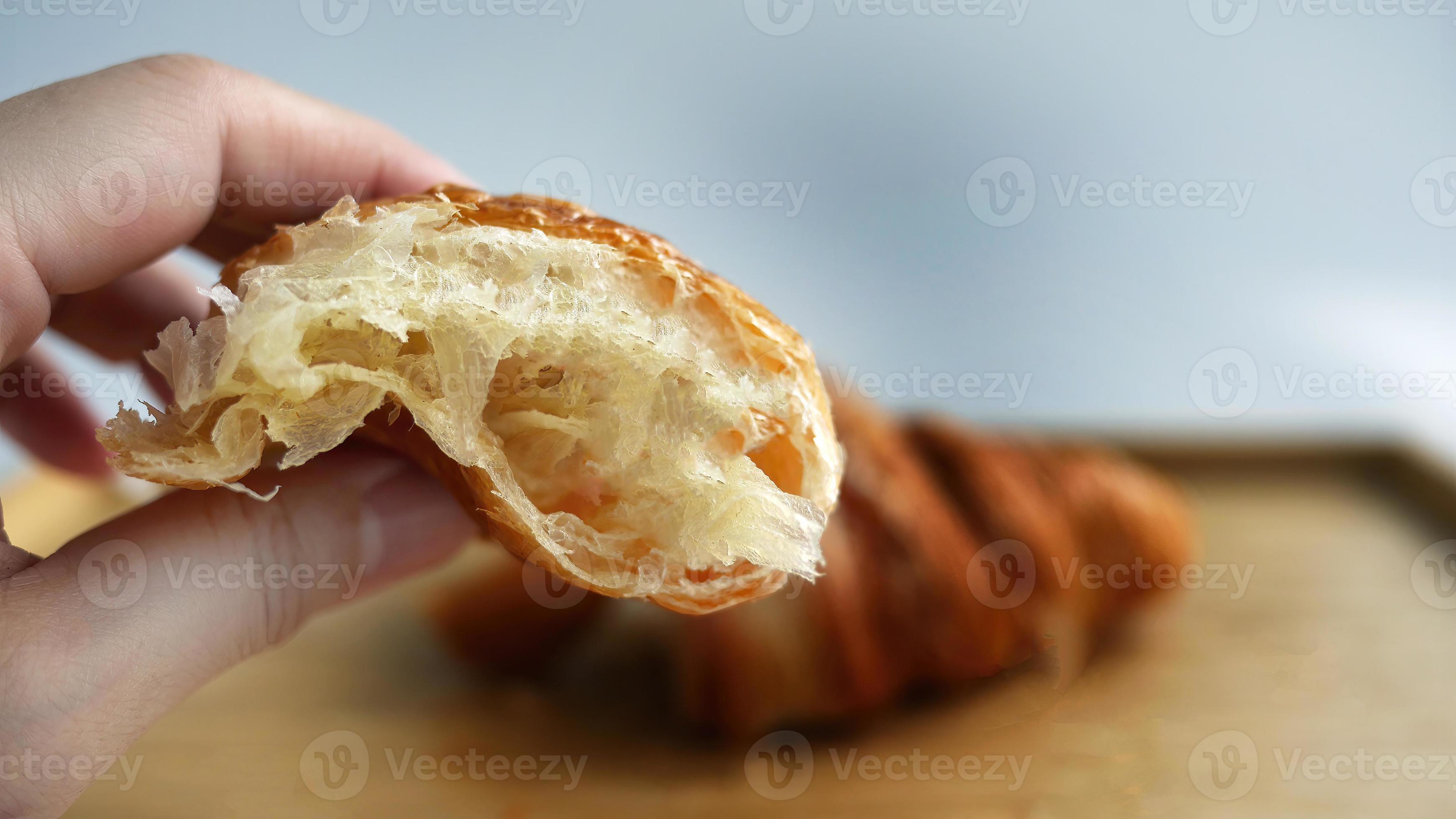 Baguette Fraîchement Cuite Sur Fond De Bois Mise Au Point Sélective