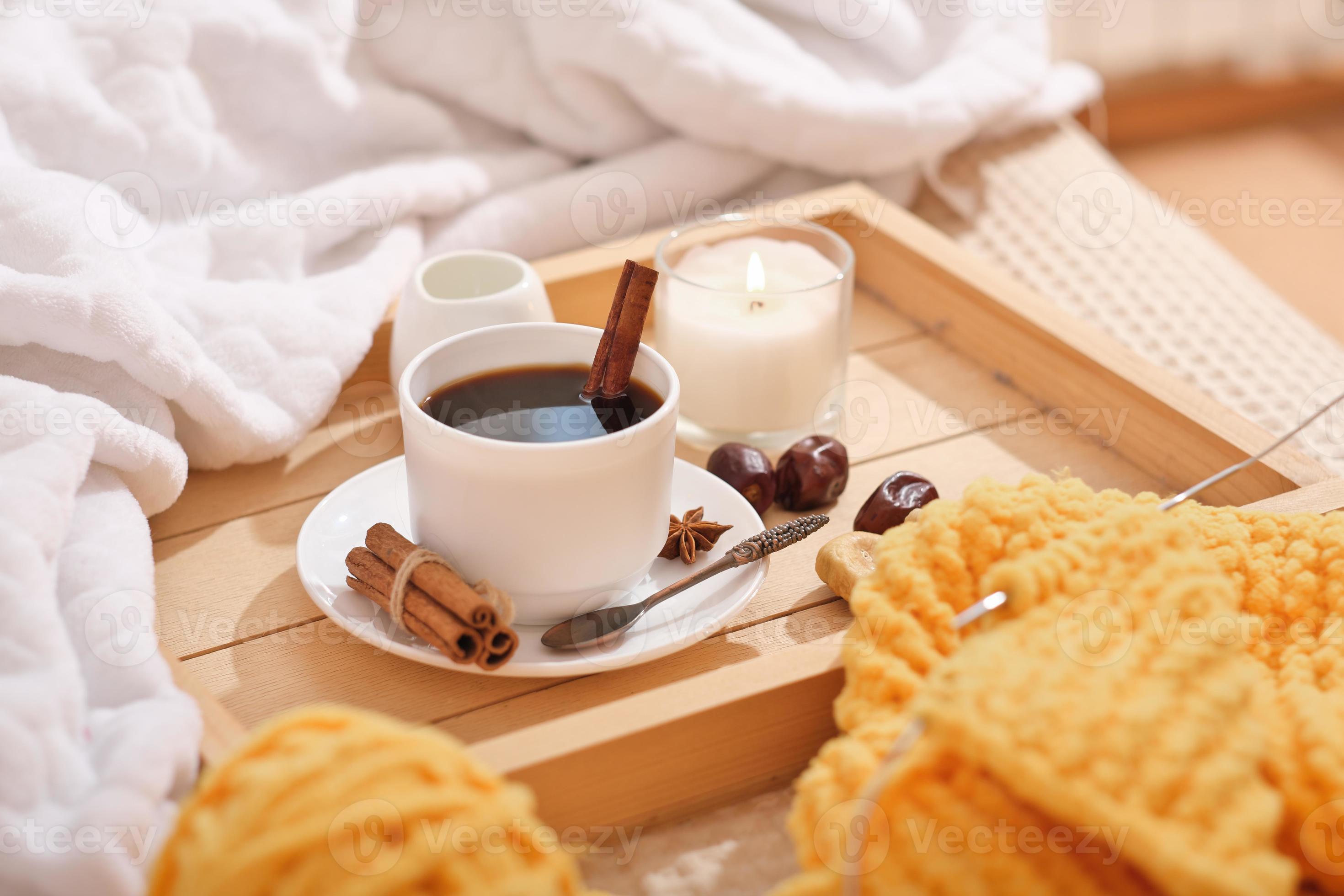 Avec Bouilloire Tasse De Café Et Une Bougie Brûlante Photo stock