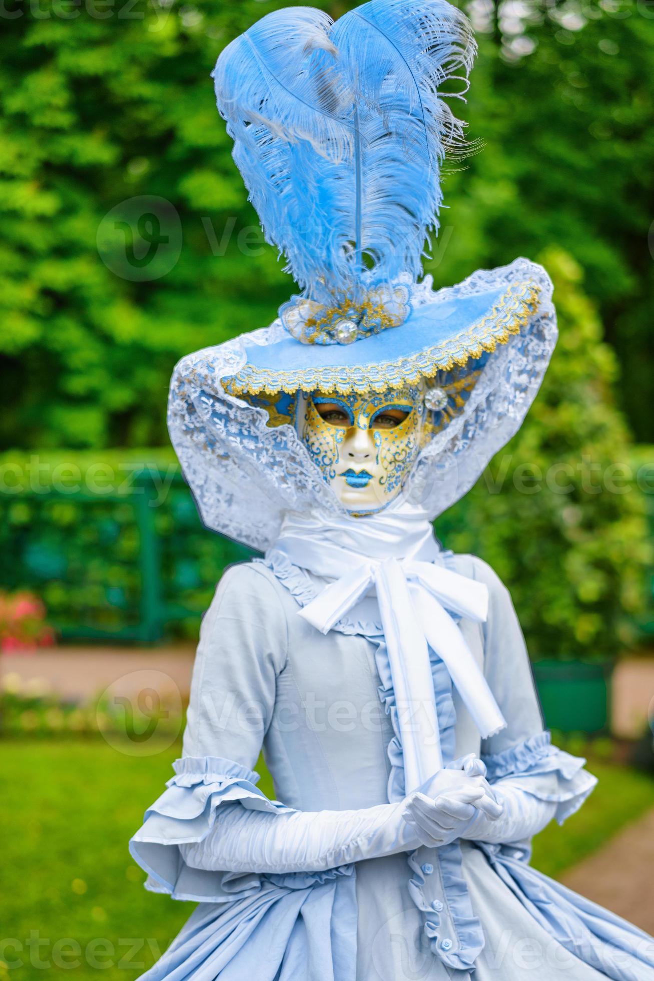 bal masqué, une femme vêtue d'une belle robe et d'un masque vénitien  13147990 Photo de stock chez Vecteezy