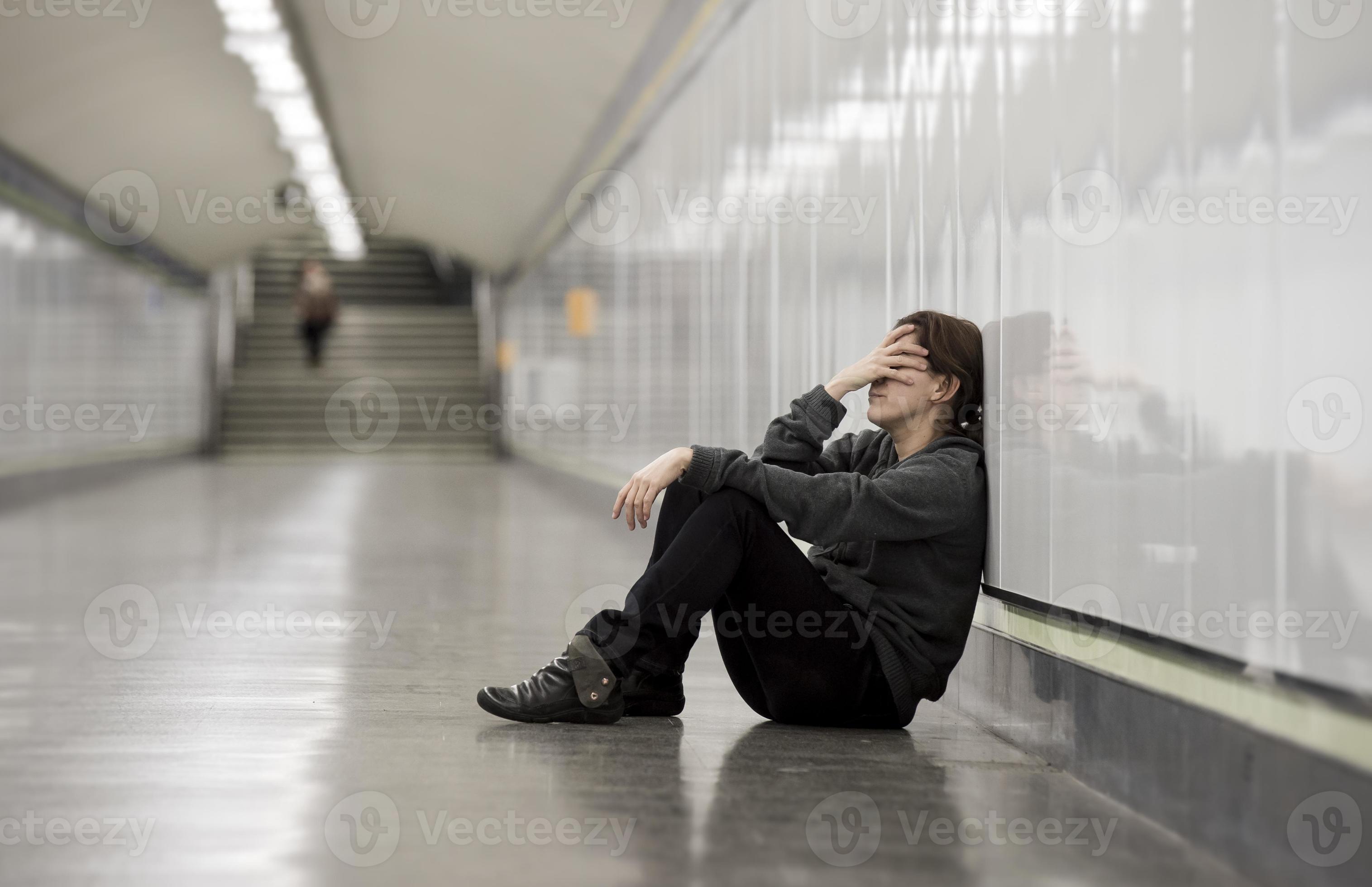 Jeune Femme Triste Dans La Douleur Seule Deprimee Au Tunnel De Metro Banque De Photos