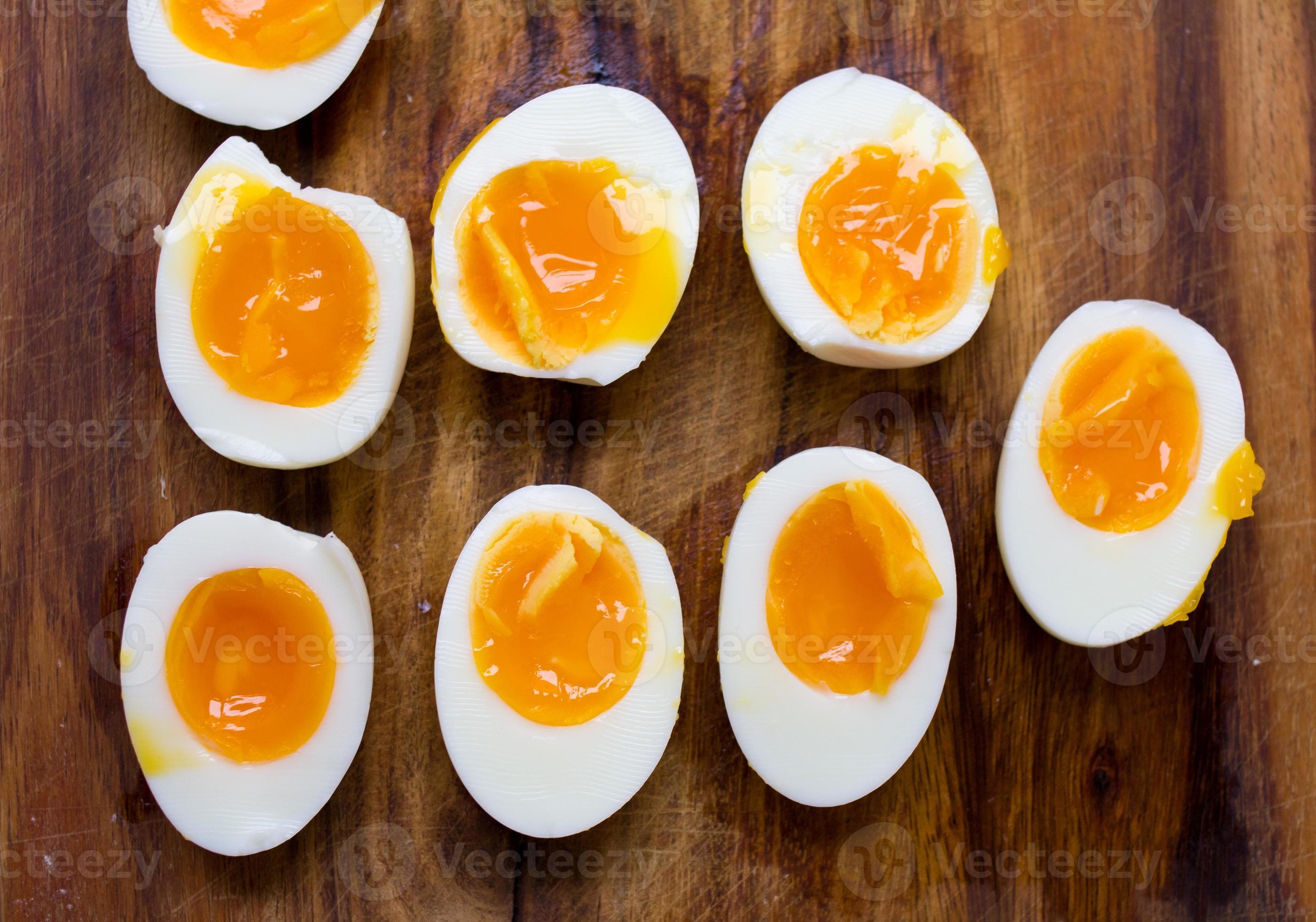œufs durs, coupés en deux photo