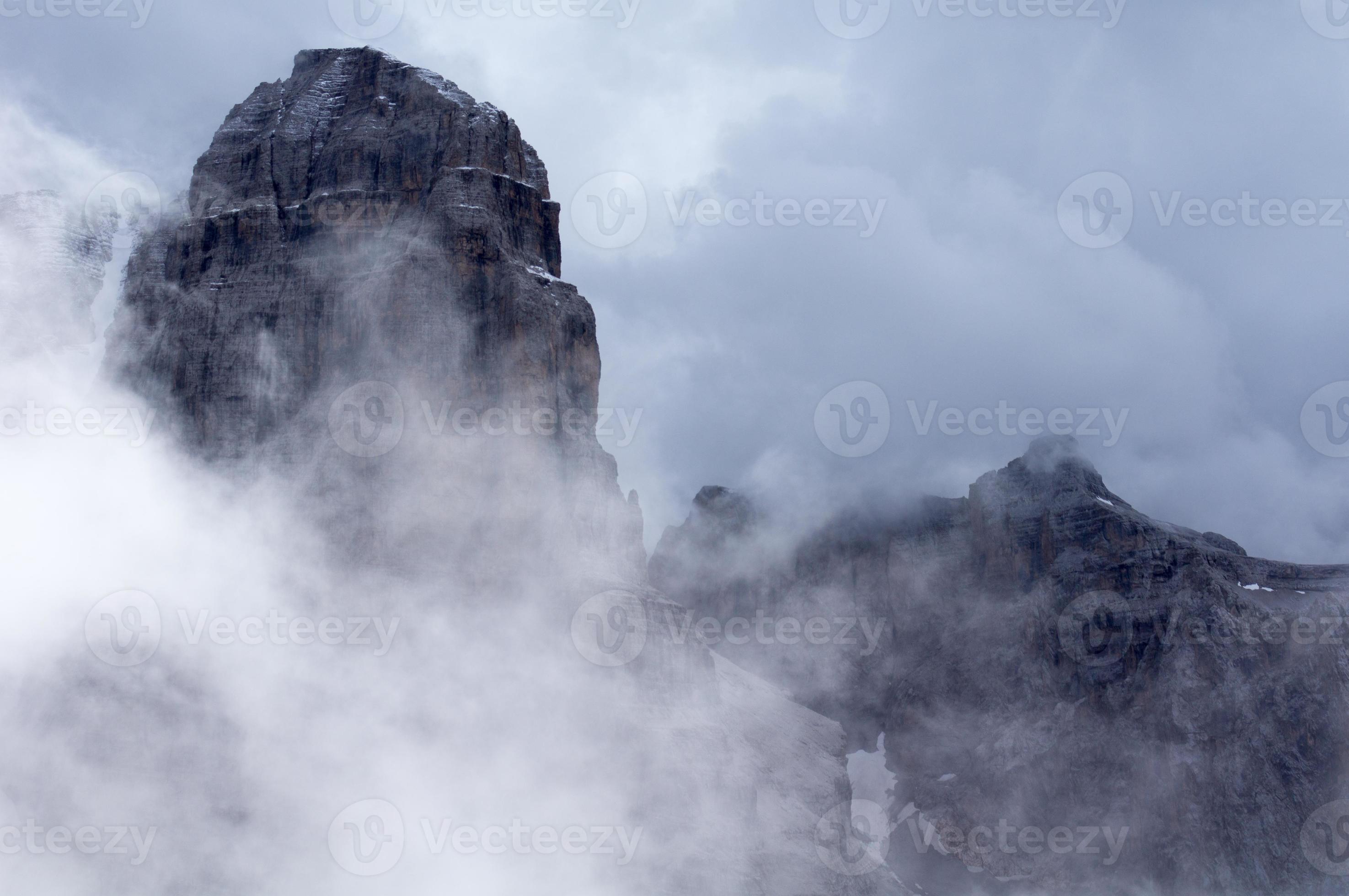 brouillard dans les montagnes photo