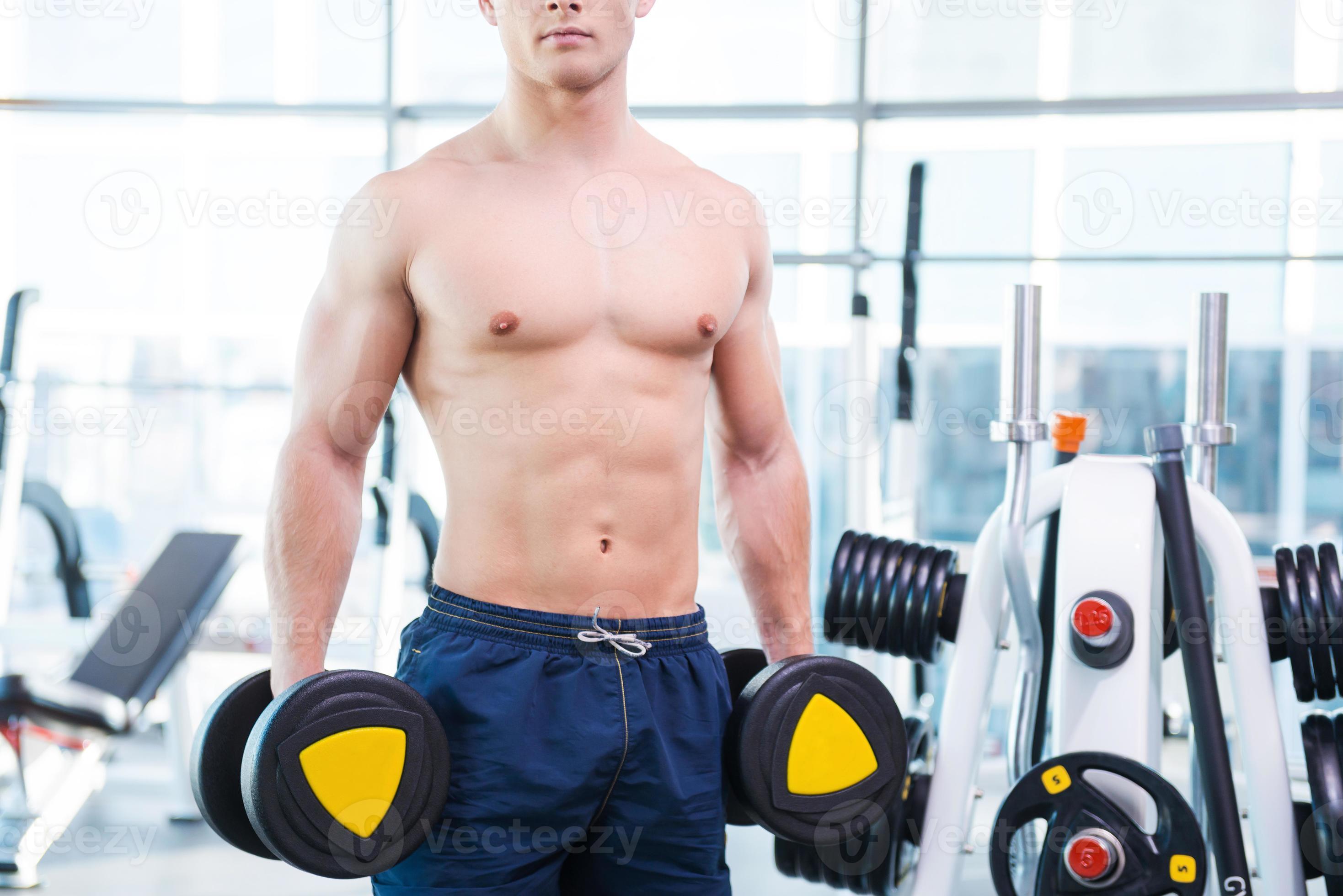 Homme Musclé Avec Des Haltères Dans Une Salle De Sport Banque D'Images et  Photos Libres De Droits. Image 56658716