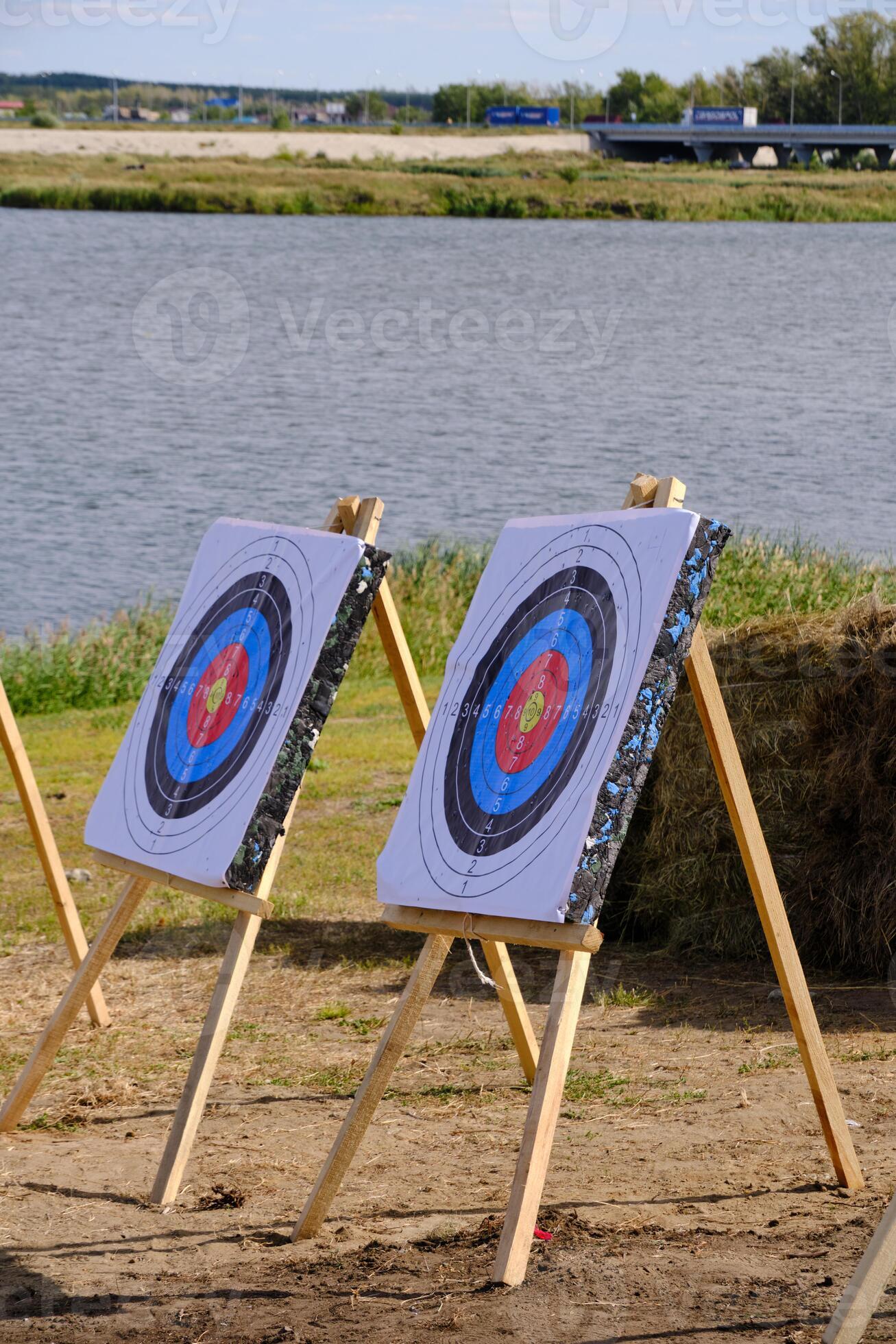 cibles pour les compétitions de tir à l'arc au bord du lac. 13296006 Photo  de stock chez Vecteezy