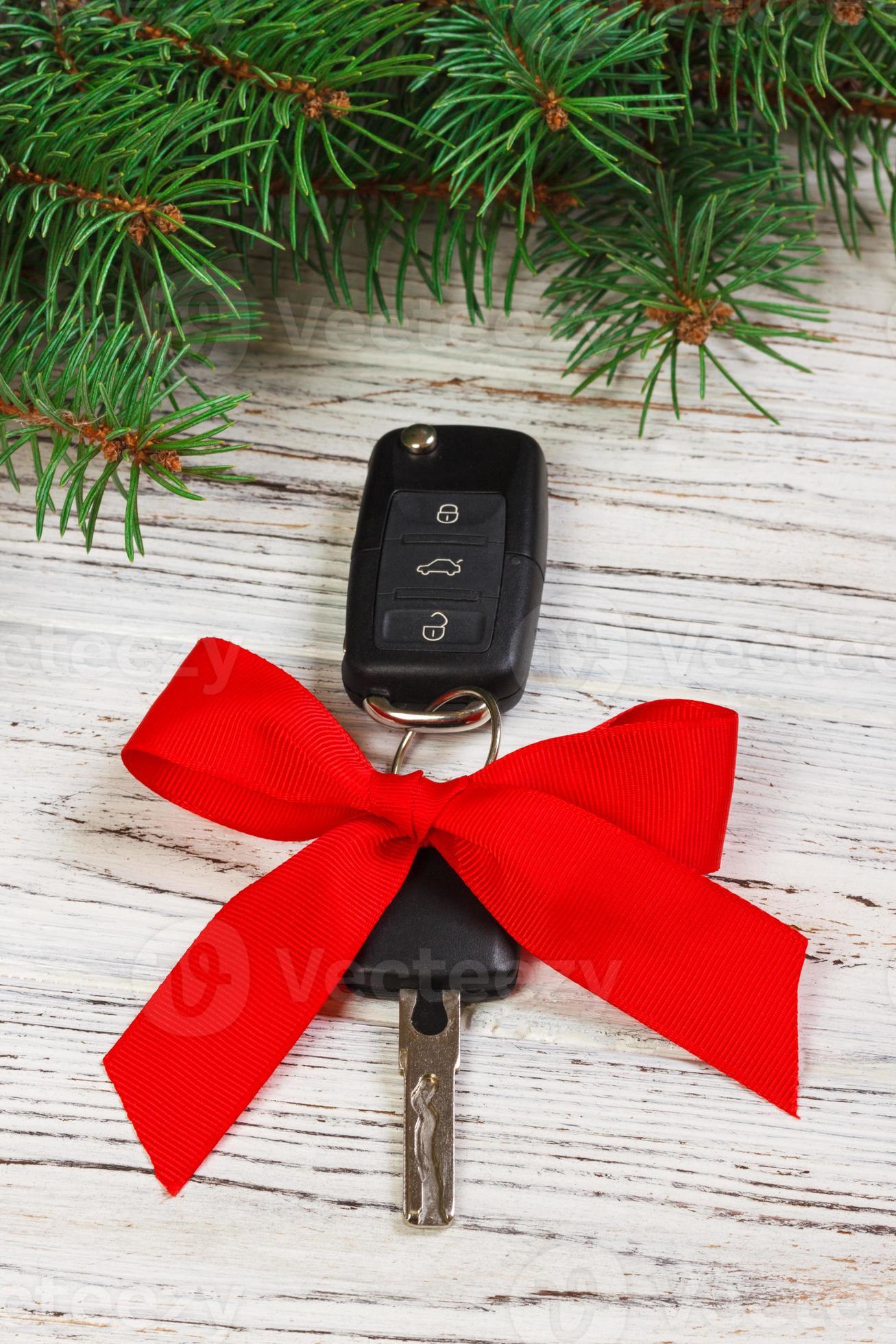 clé de voiture avec noeud de ruban rouge sur fond de table en bois naturel  blanc. cadeau de noël ou de saint valentin ou concept abstrait actuel  13356954 Photo de stock chez