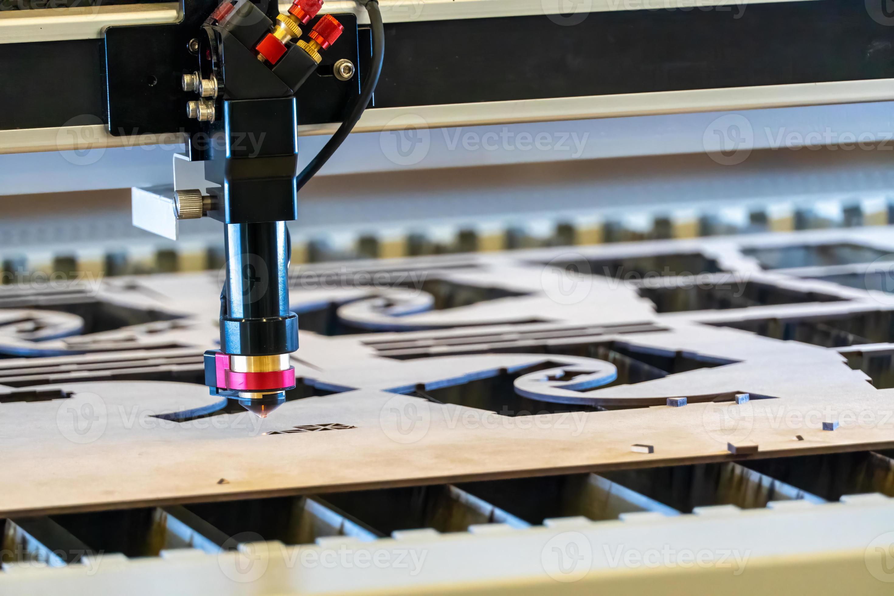 machine de découpe laser, découpe de feuilles de bois, tandis qu'un homme  s'occupe du processus, amérique latine 13447632 Photo de stock chez Vecteezy