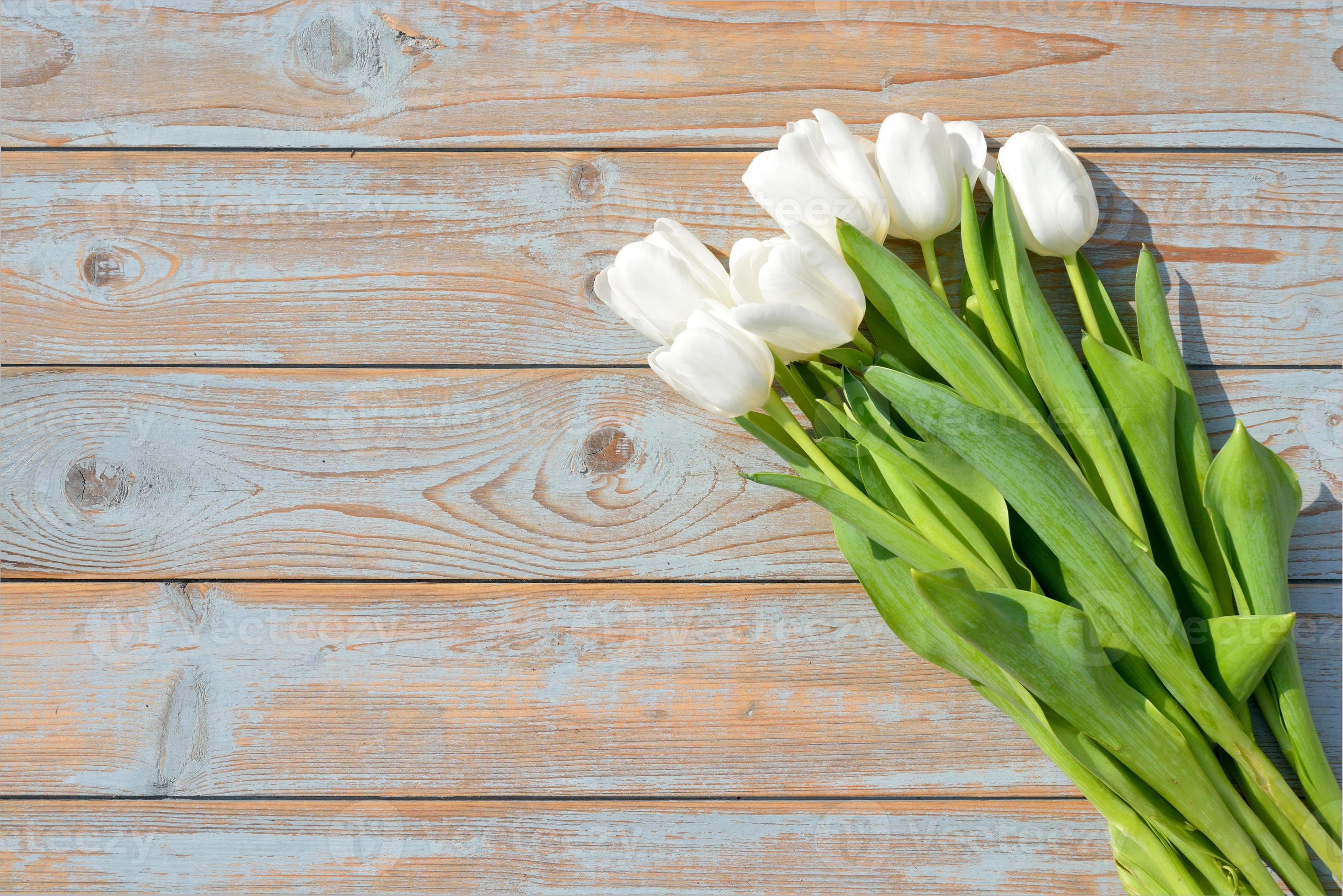 Bouquet de tulipes blanches avec un espace vide sur le vieux bois 1347910  Banque de photos