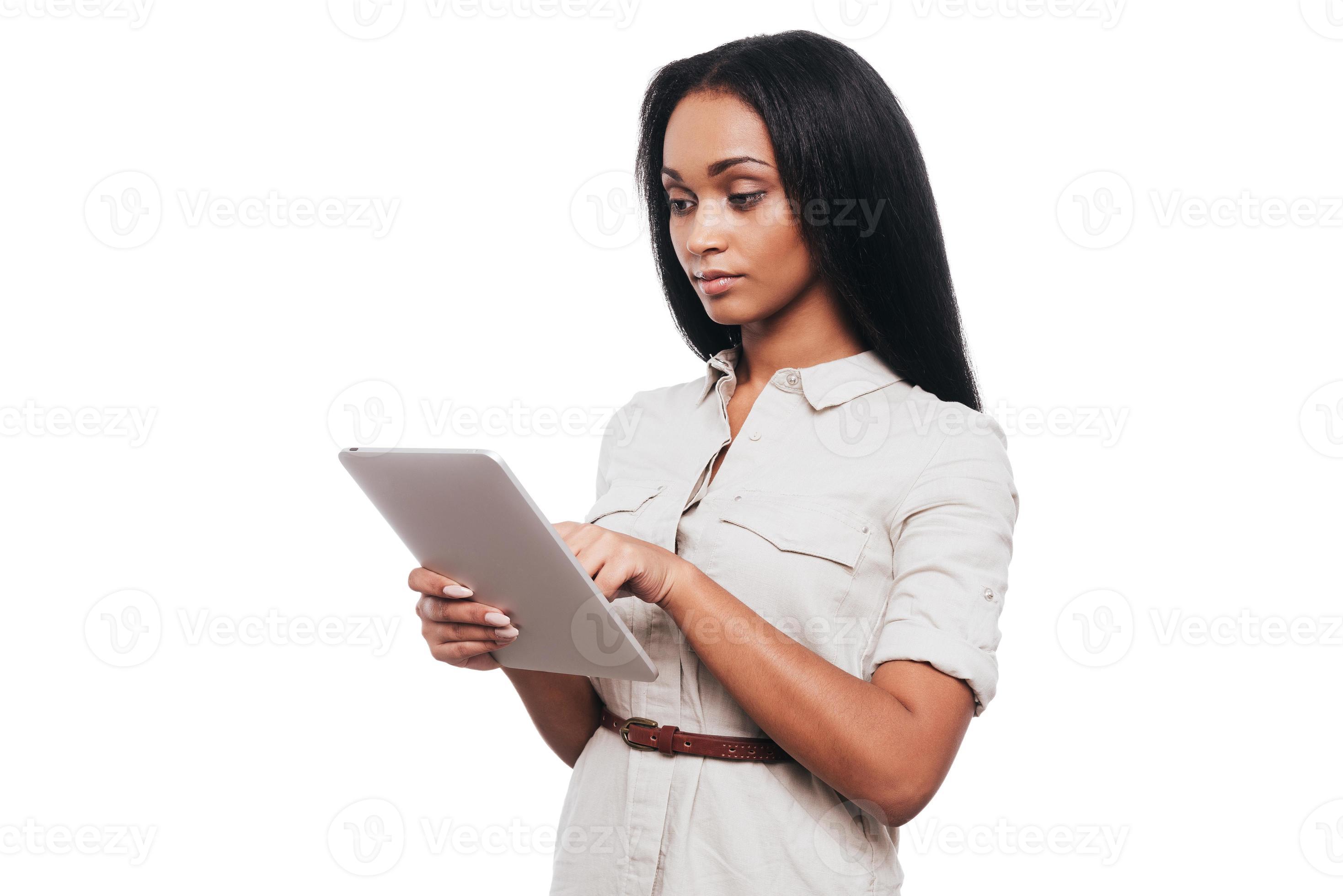 image de Jeune femme avec carnet de notes, en portant sa personnel agenda,  travail planificateur, souriant, en train de lire quelque chose, permanent  plus de blanc Contexte 35869250 Photo de stock chez