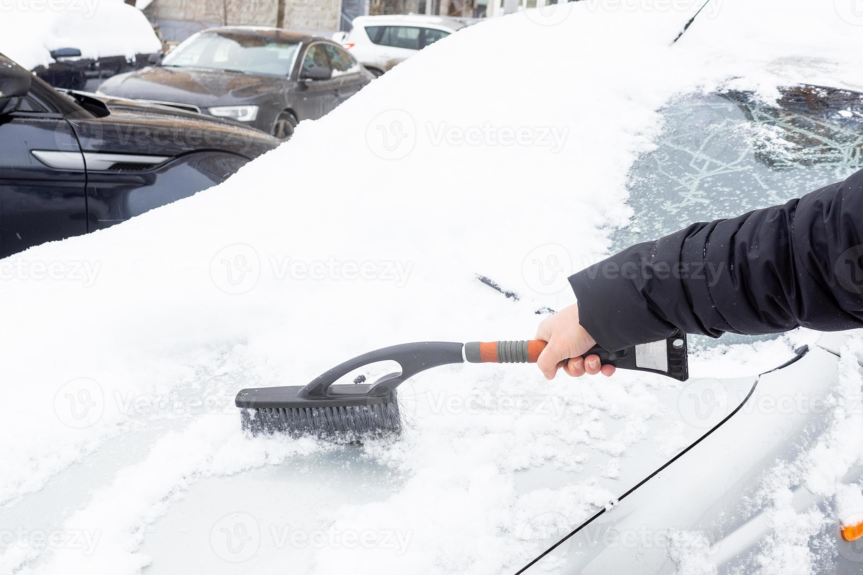 voiture brosse-grattoir pour nettoyage le voiture de neige et la glace  21032859 Photo de stock chez Vecteezy