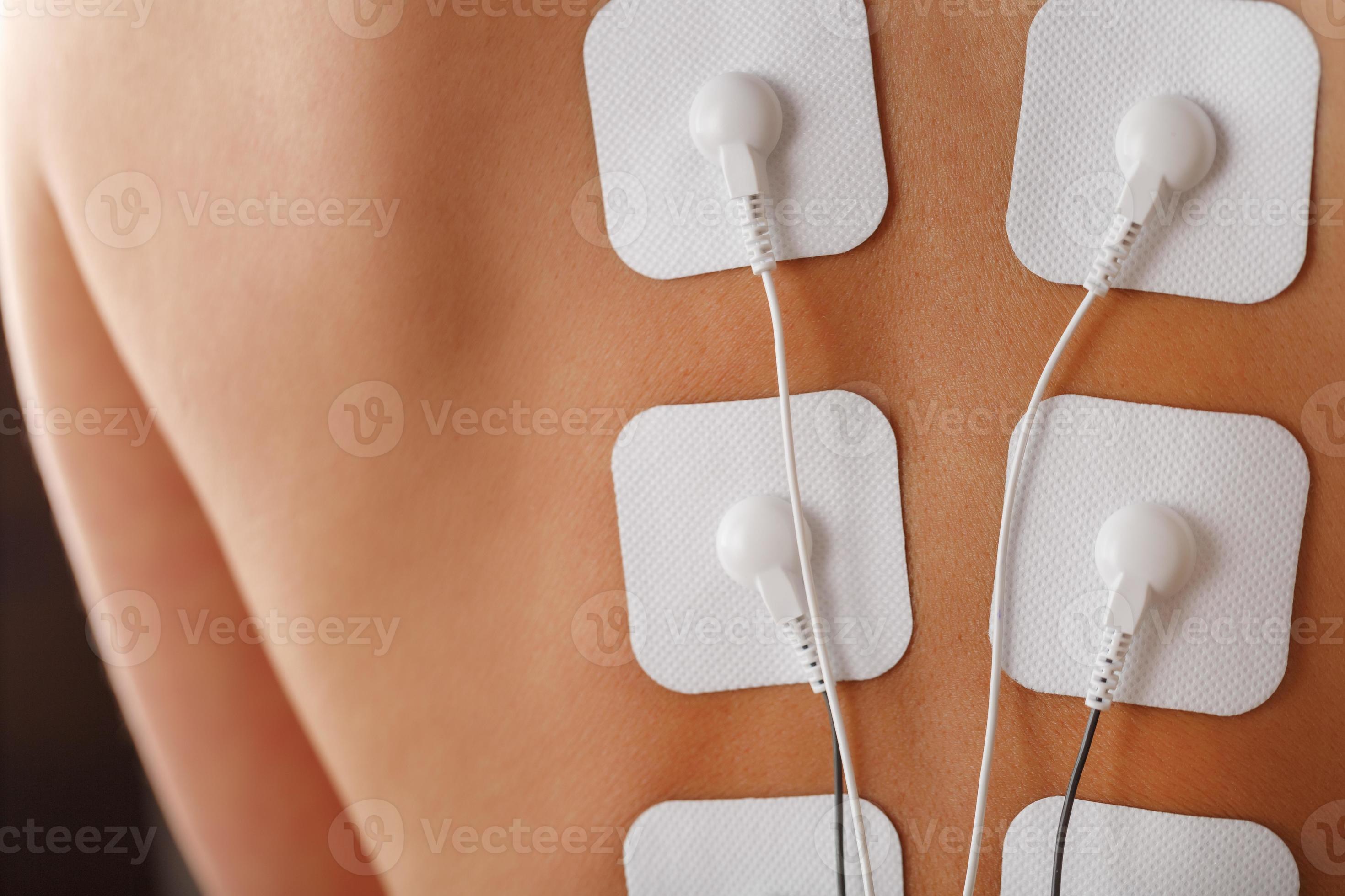 stimulateur musculaire avec électrodes, massage du dos et des épaules avec  un stimulateur musculaire avec électrodes attachées le long de la colonne  vertébrale. 13725643 Photo de stock chez Vecteezy