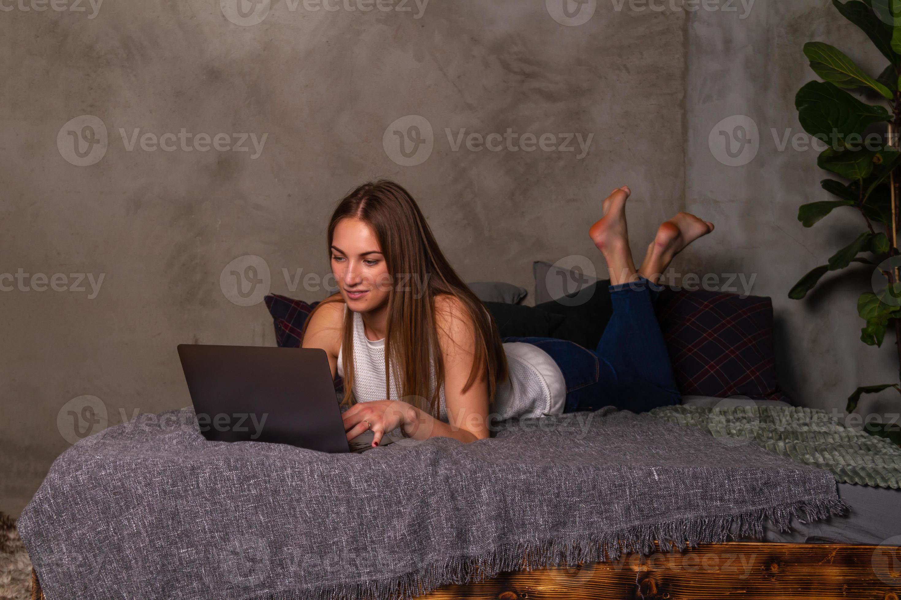 Une Femme à L'aide De L'ordinateur Portable Dans La Chambre à Coucher Photo  stock - Image du portable, assez: 153339288