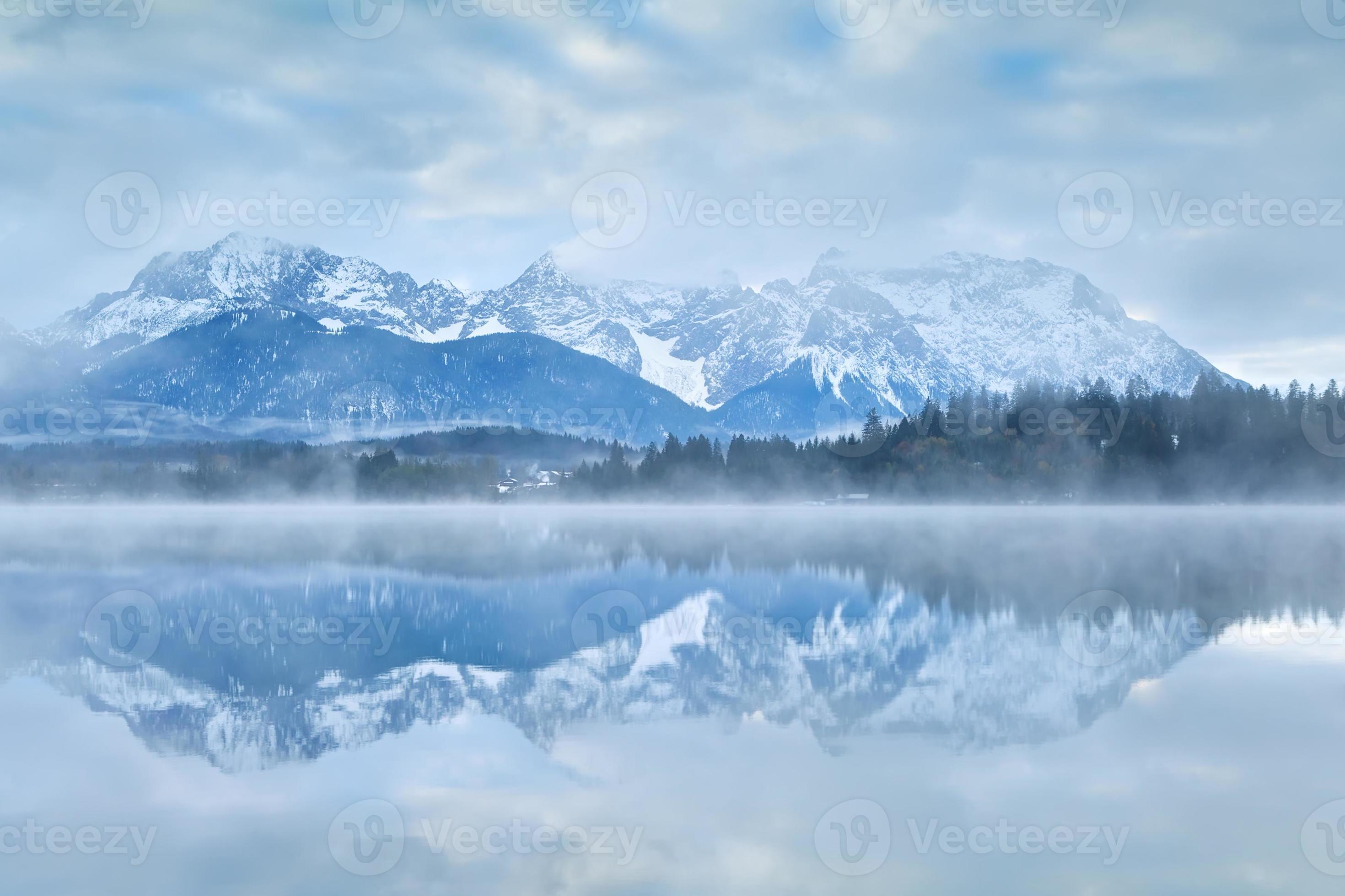 Chaîne de montagnes de Karwendel reflétée dans le lac photo