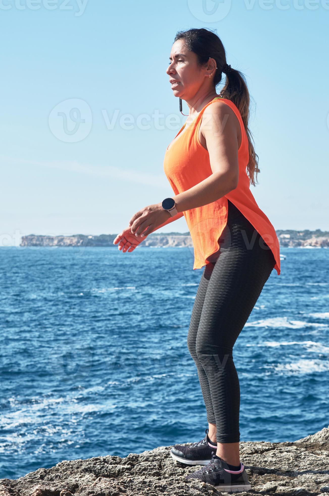 Fitness Femme Latine Dans Les Sports Ensemble Entraînement Avec élastique  Musculation Exercices De Gym Devant L'eau Image stock - Image du copie,  matériel: 219130473