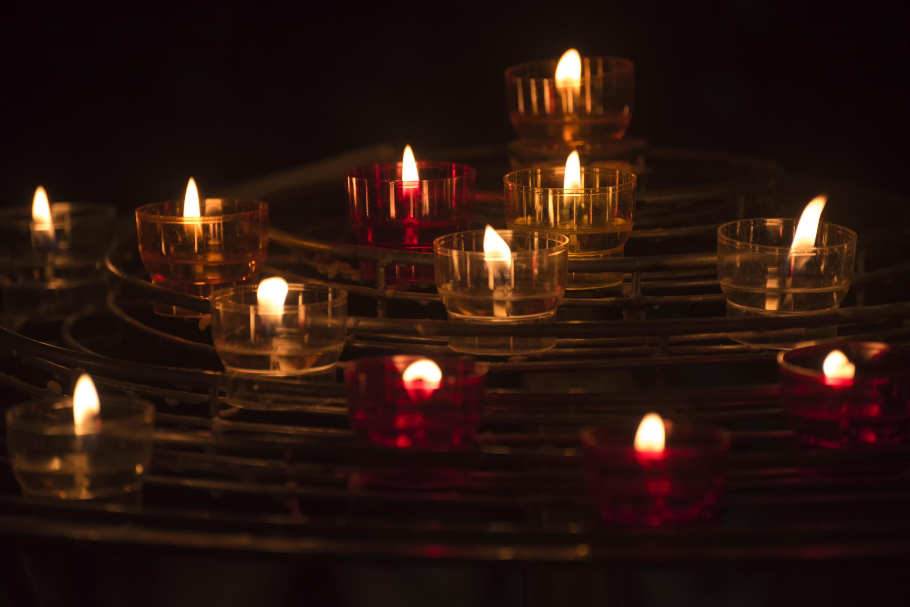 Flamme De Bougie Funéraire Aux Chandelles Sur Fond Sombre