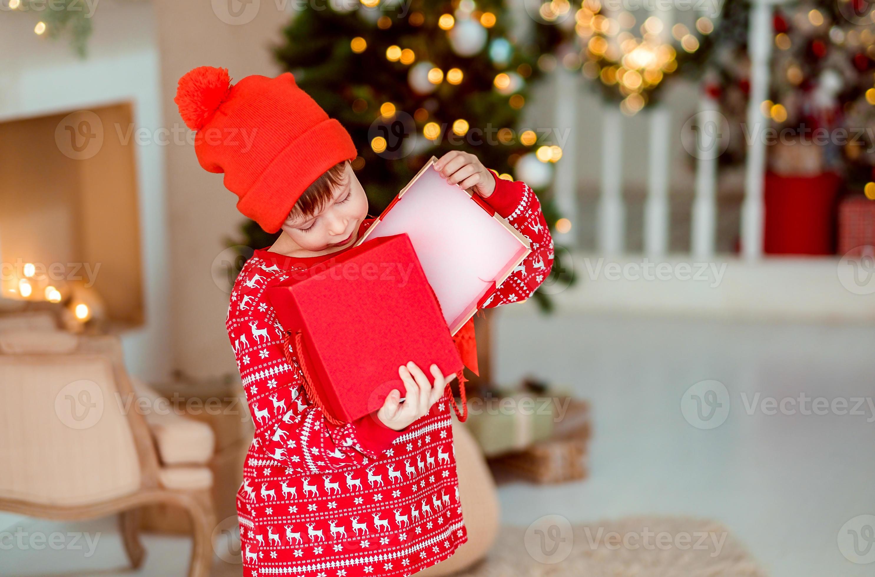 Photo de stock Coffret cadeau d'ouverture avec ornement de