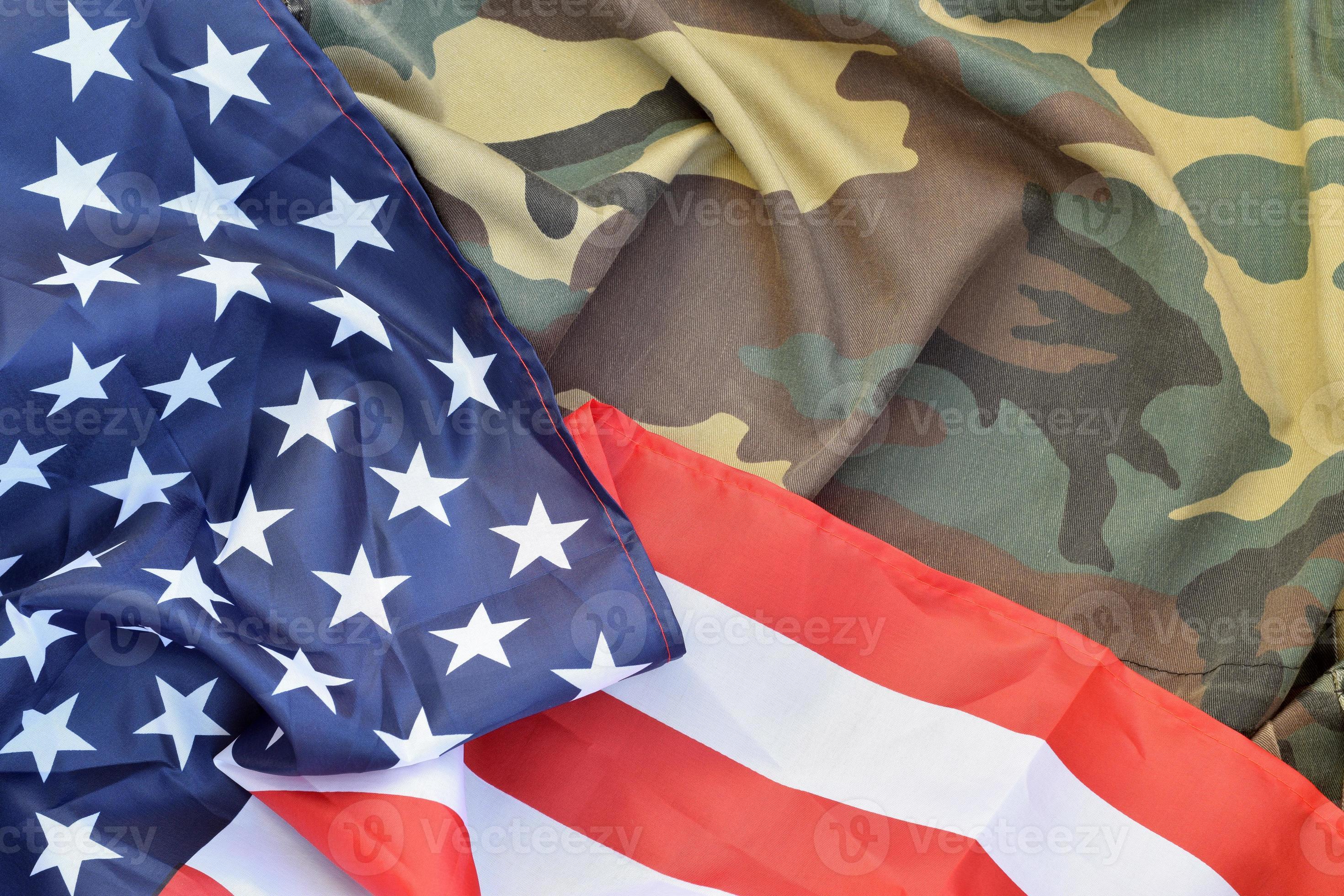 drapeau des états-unis d'amérique et veste d'uniforme militaire pliée.  bannière de fond conceptuel de symboles militaires pour les vacances  patriotiques américaines 14313773 Photo de stock chez Vecteezy