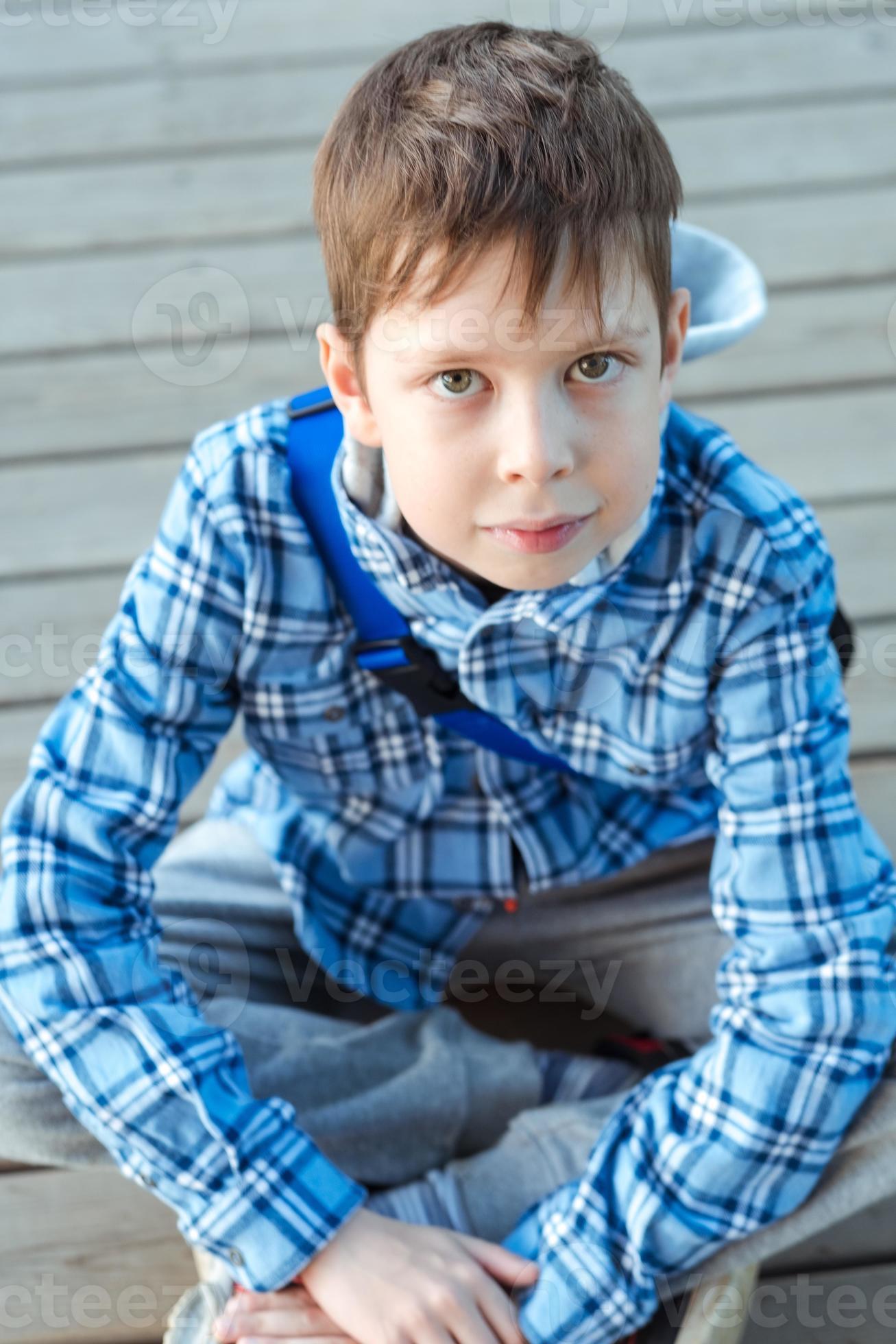 Brune émotive De Garçon D'adolescent Dans Une Chemise Bleue Avec Un Journal  Intime Et Un Stylo à Disposition Image stock - Image du papier, affaires:  80403771