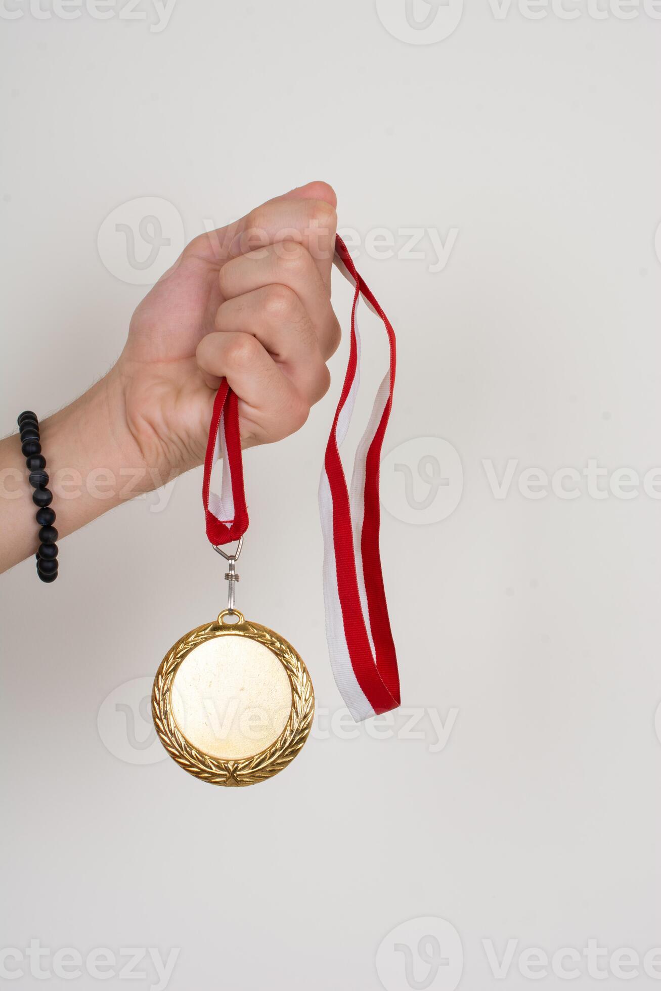 champion gagnant récompense la médaille en main 14546291 Photo de stock  chez Vecteezy