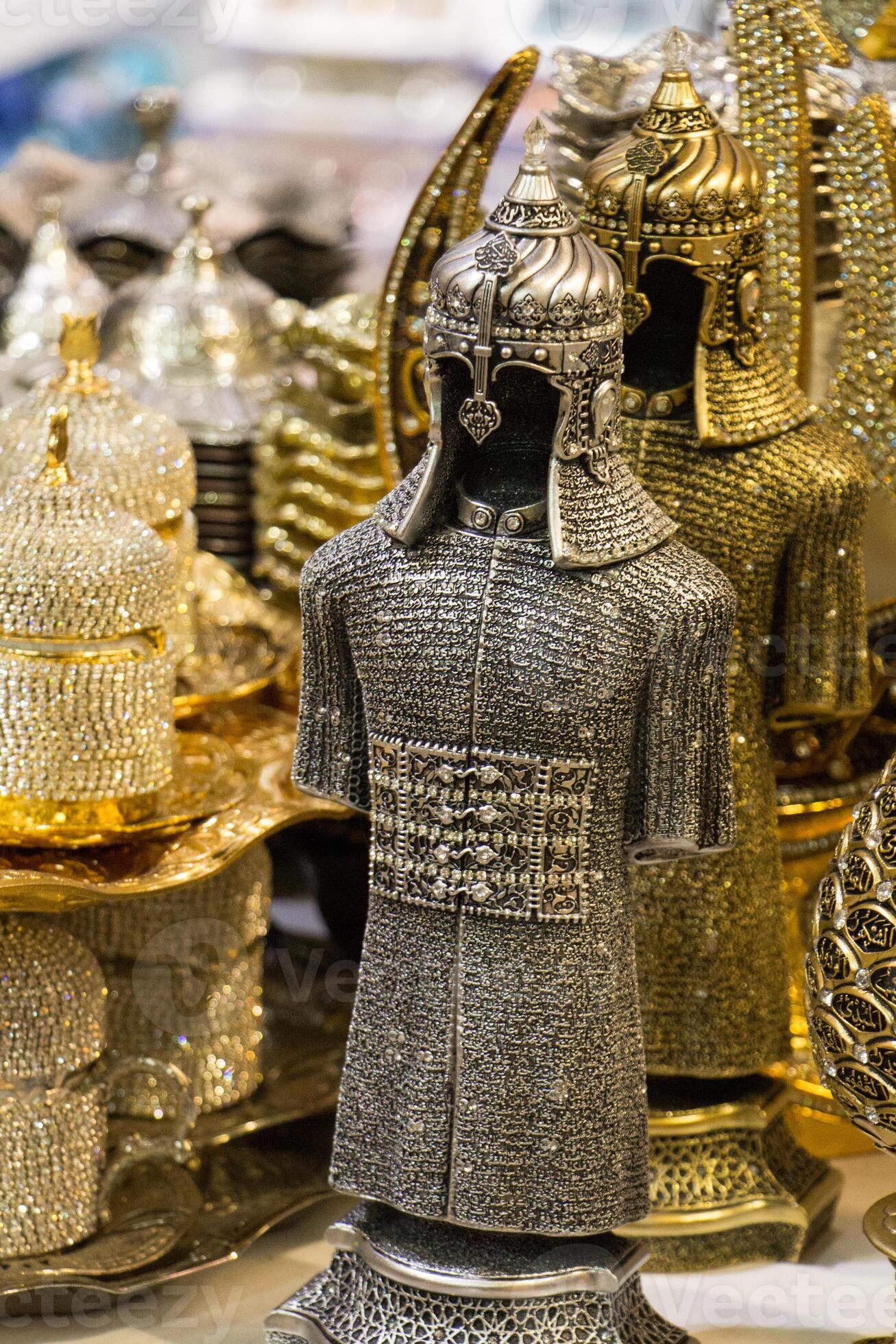 armures médiévales en acier et or exposées 14879836 Photo de stock chez  Vecteezy
