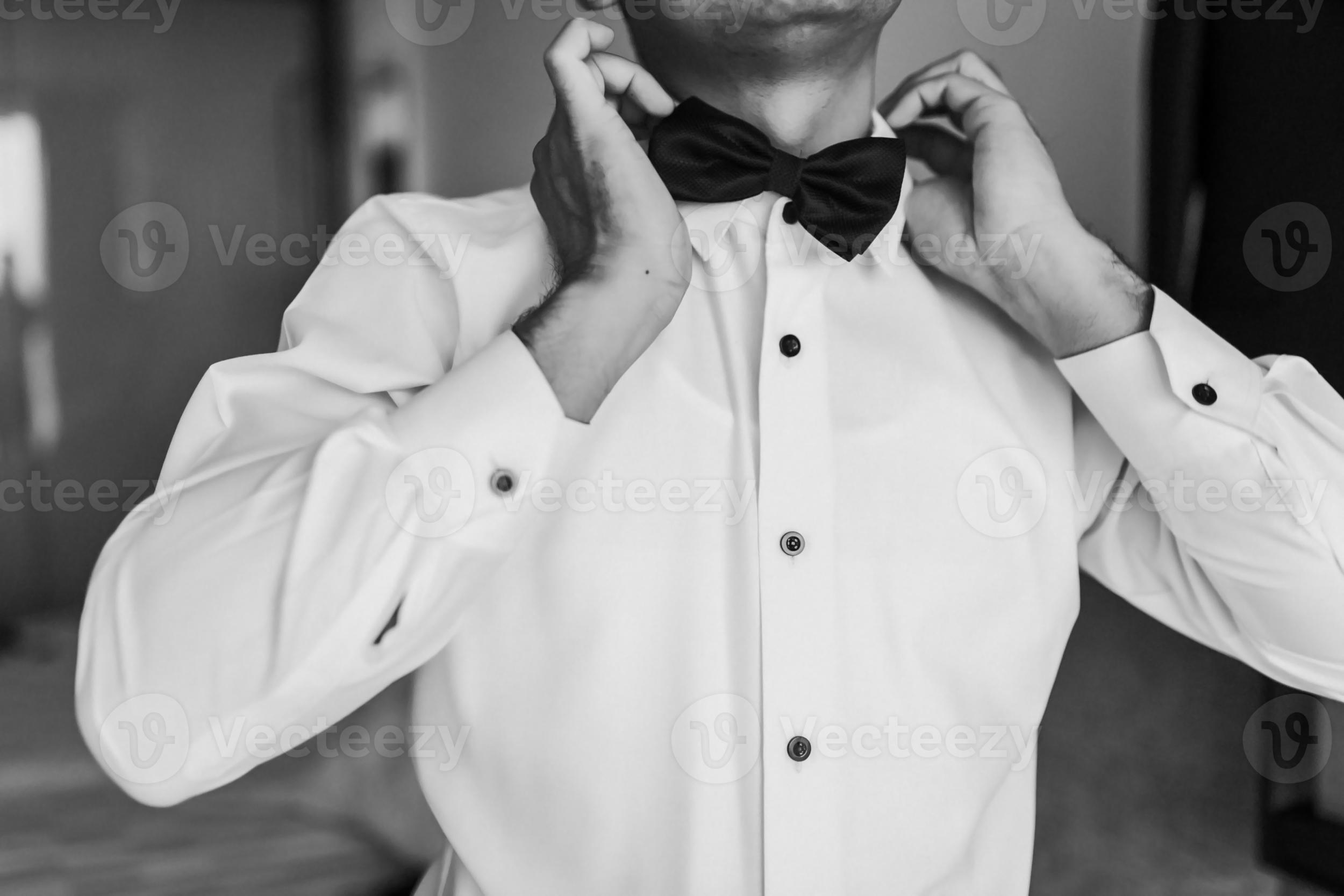 gros plan d'un homme avec une chemise blanche faisant une préparation et  pose portant un noeud papillon en image monochromatique. 15170217 Photo de  stock chez Vecteezy