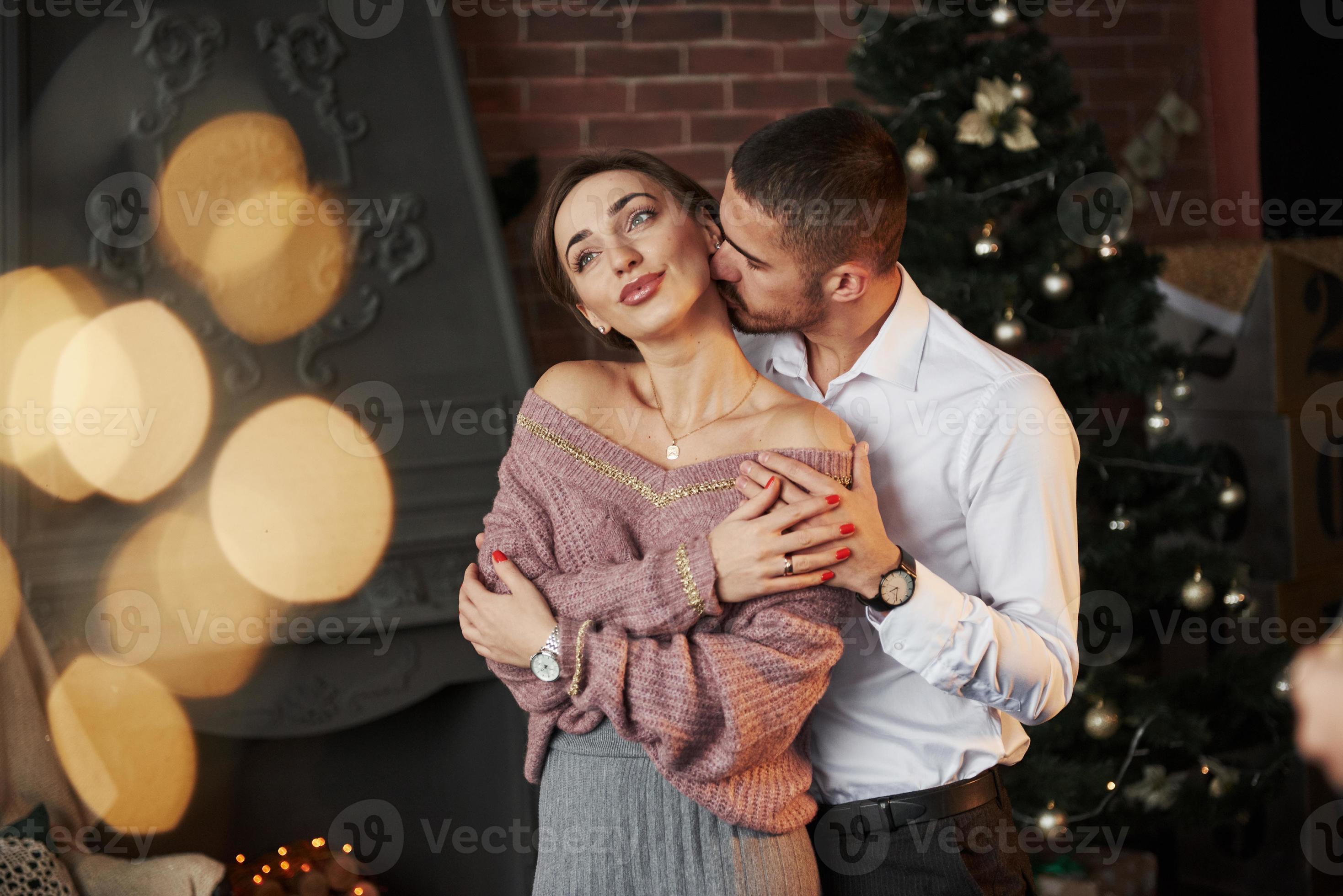 Beau Couple Noël Tenant Présent. Élégant Gens Heureux Joyeux Sur