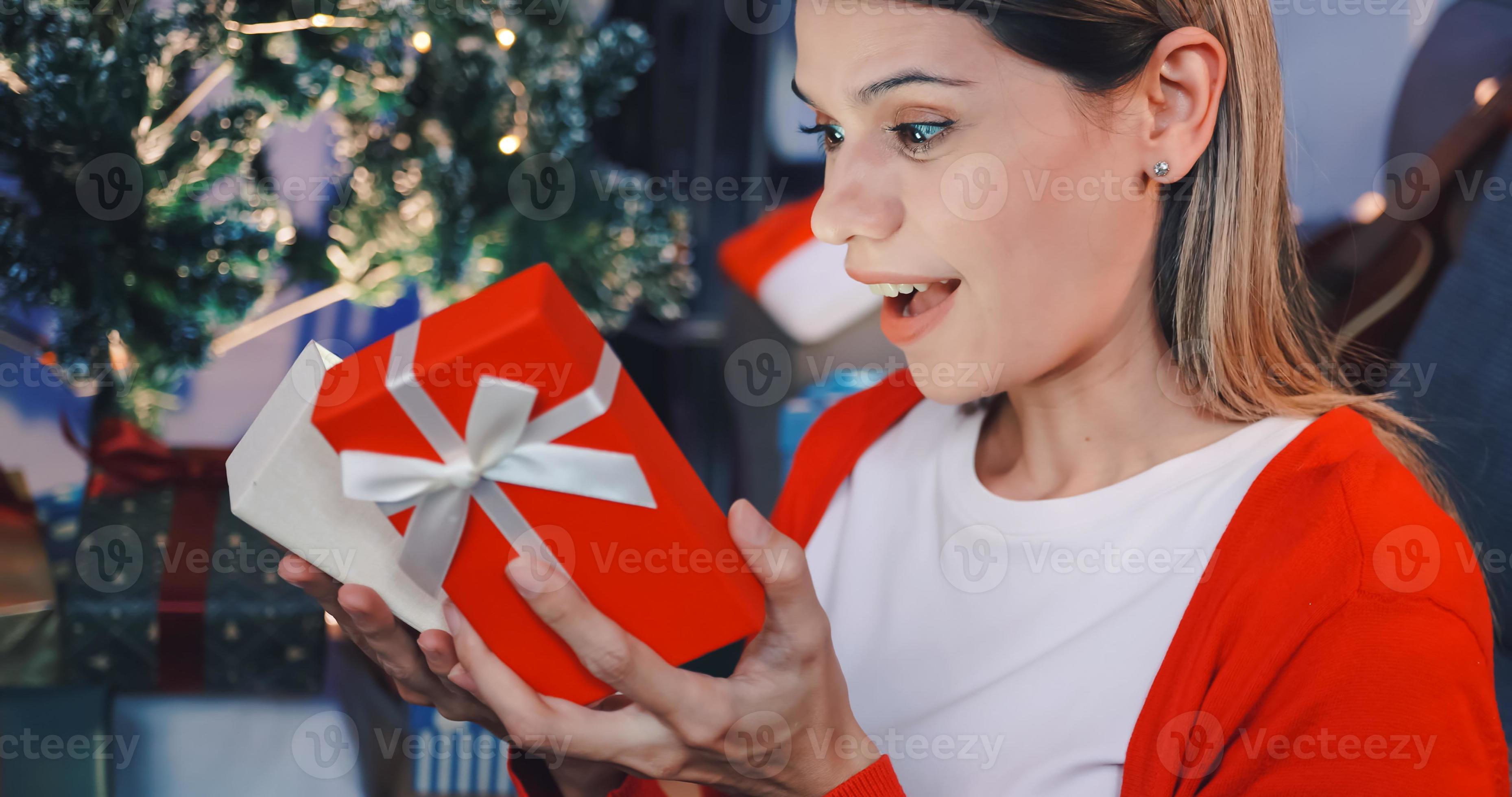 belle jeune femme est heureuse de recevoir un cadeau de noël de son amie.  15603281 Photo de stock chez Vecteezy