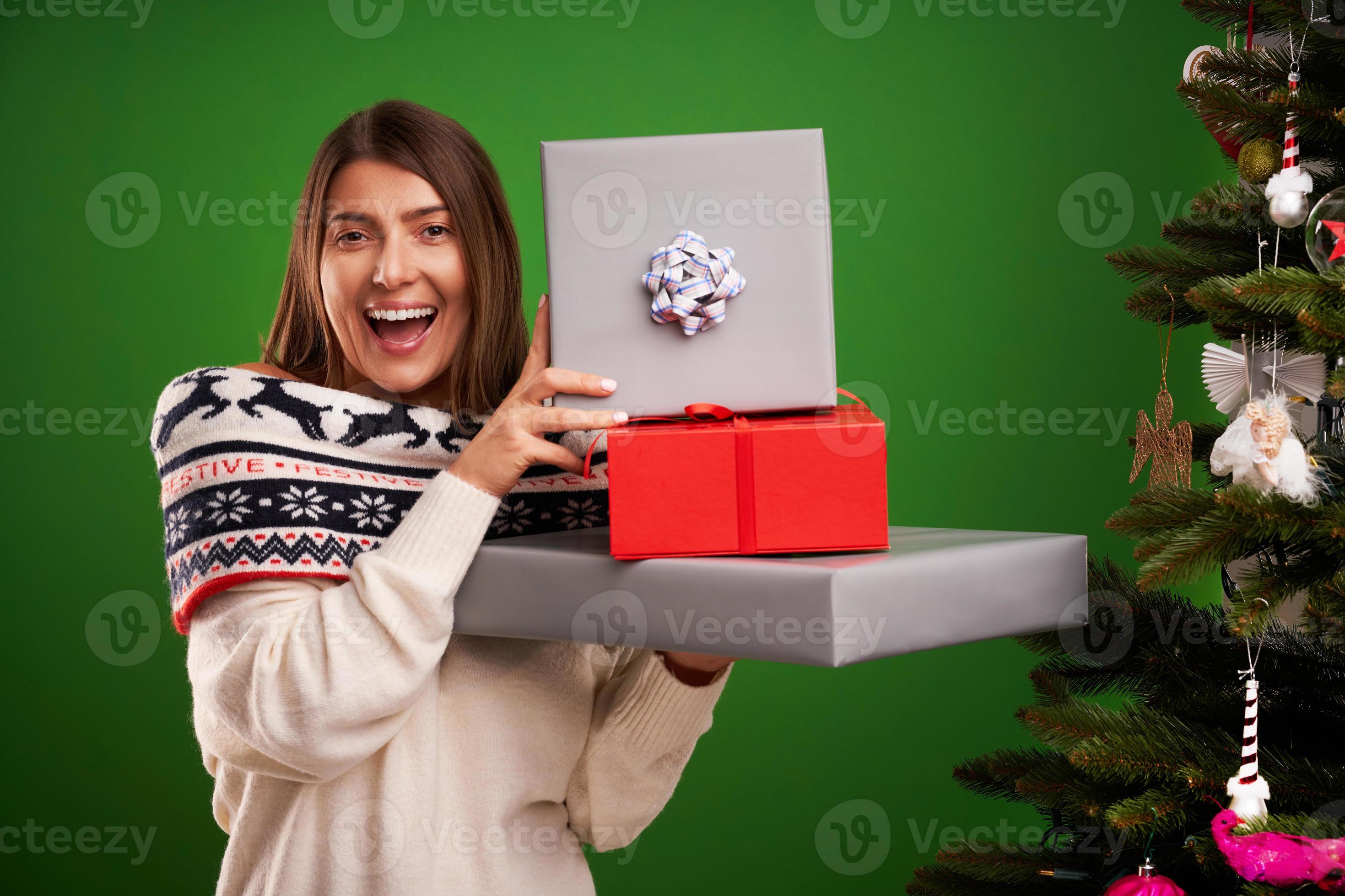 femme heureuse adulte avec un cadeau de noël sur fond vert 15770811 Photo  de stock chez Vecteezy