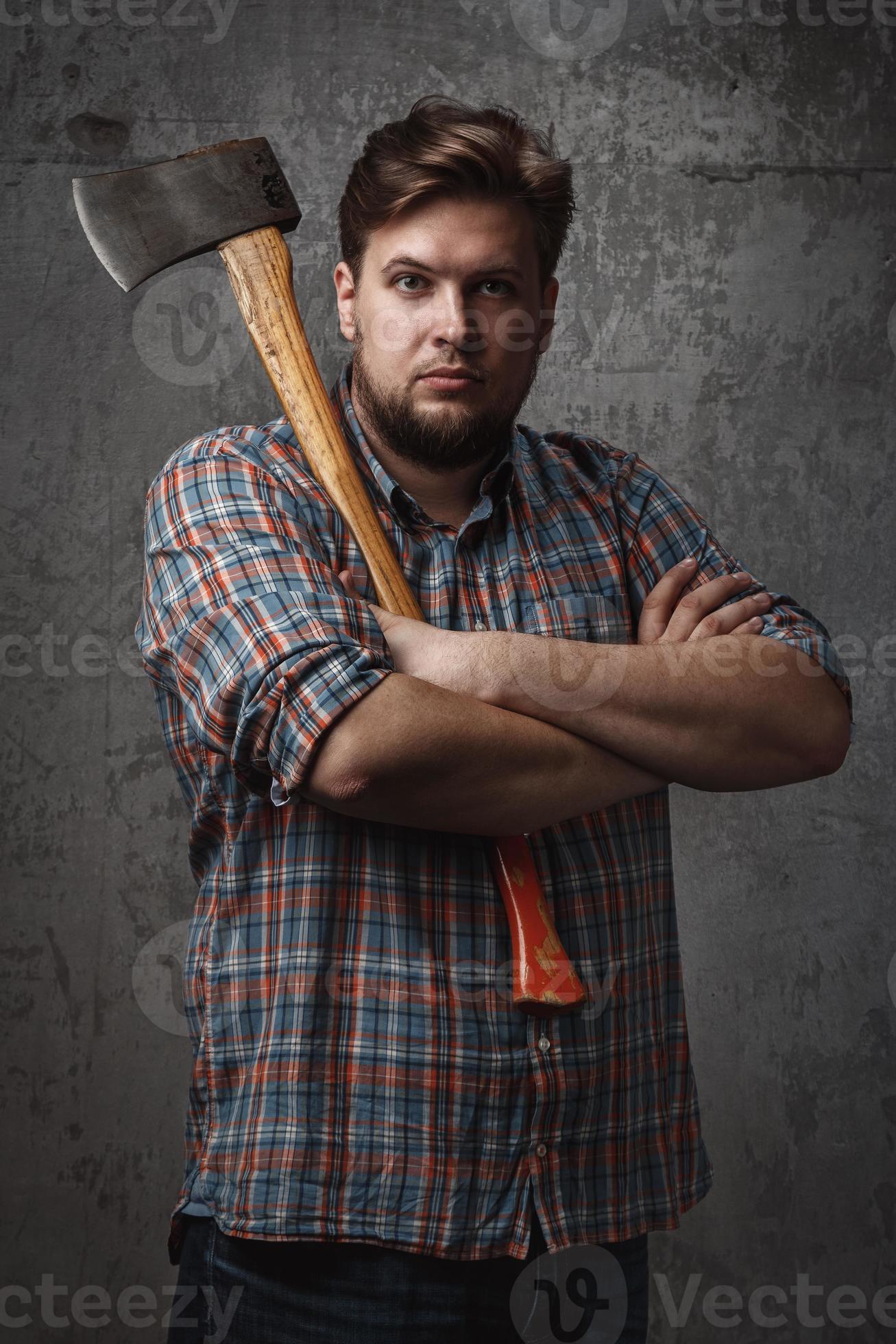 Homme Barbu En Chemise À Carreaux Avec Hache. Outils D