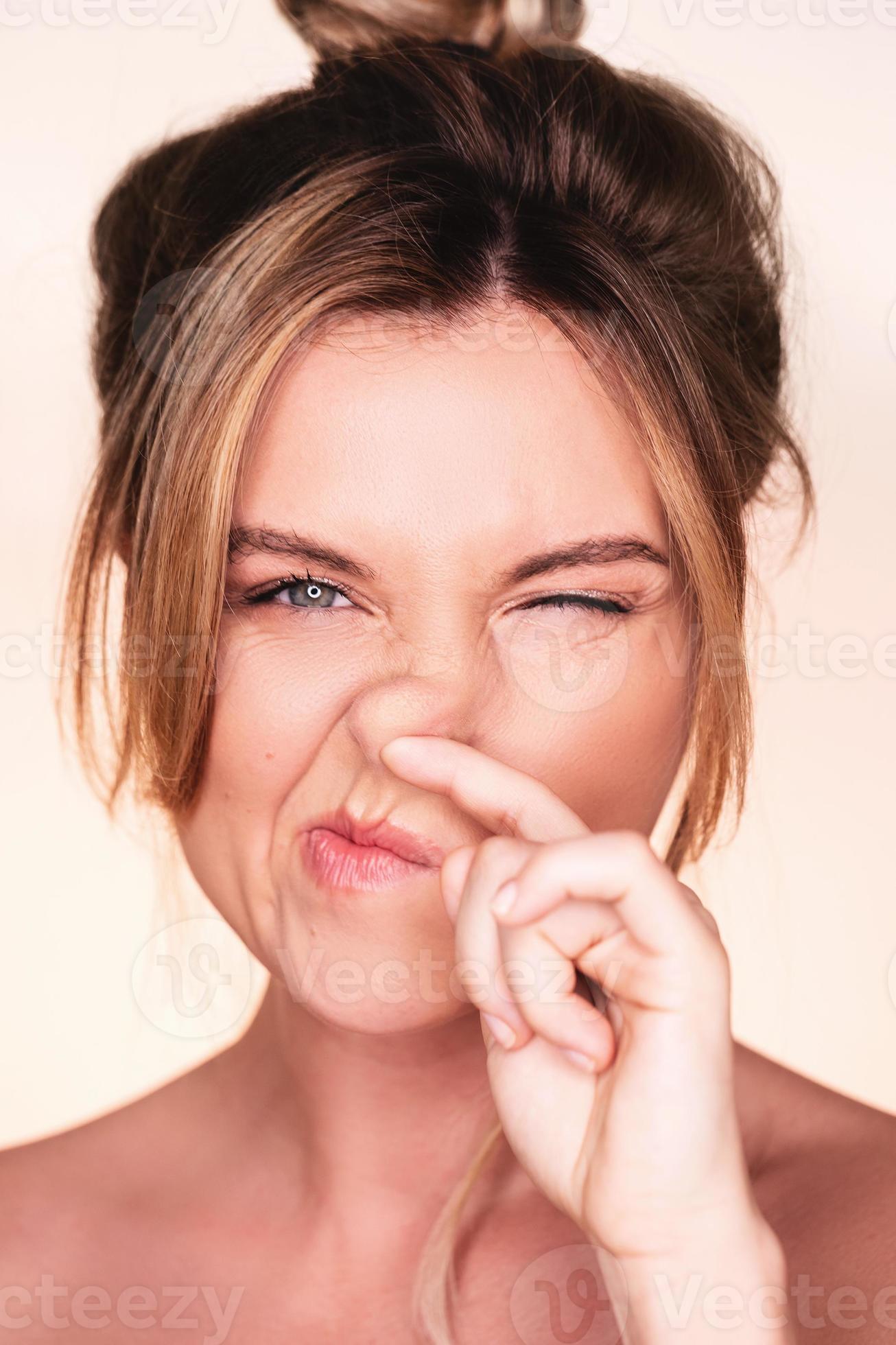 femme drôle avec un doigt dans le nez 16236171 Photo de stock chez Vecteezy