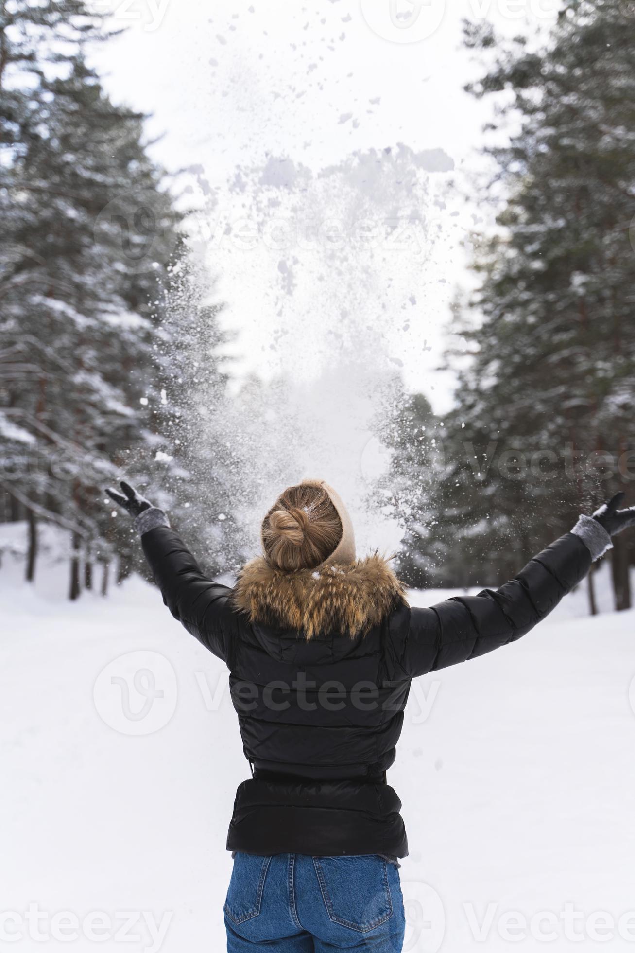 Femme En Hiver. Hiver Femme Dans La Neige Sur Neige Froide Journée