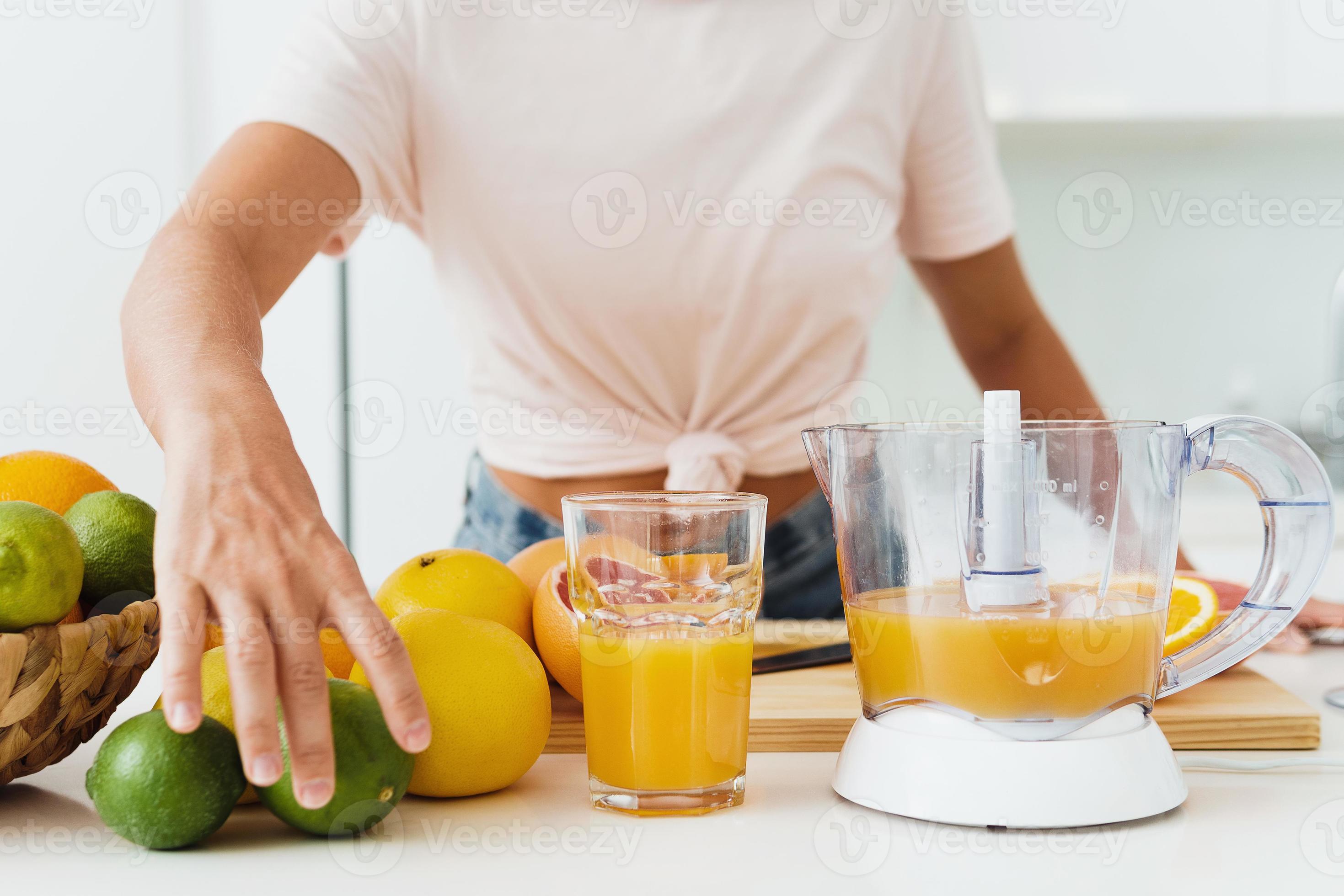 verre de jus d'orange et presse-agrumes sur la table de la cuisine 16252887  Photo de stock chez Vecteezy