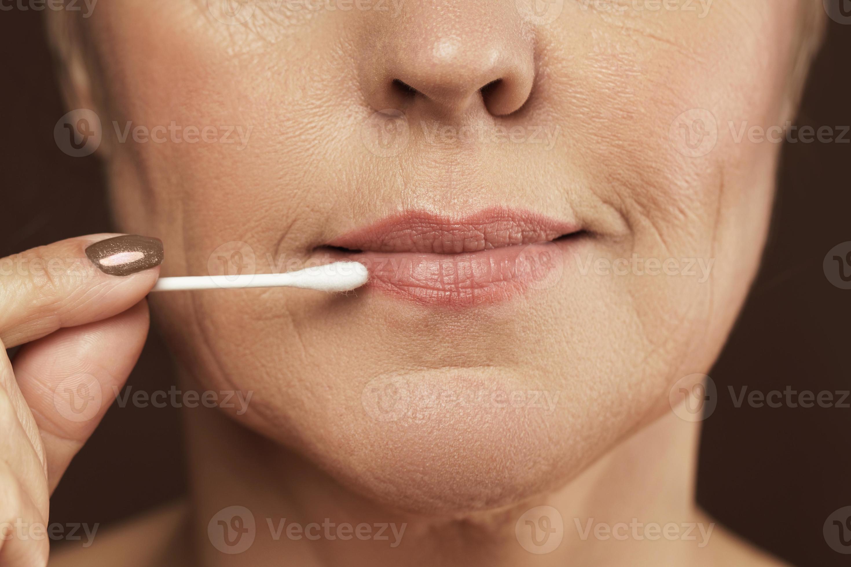 visage féminin et coton-tige. corrections d'hygiène ou de maquillage.  16291609 Photo de stock chez Vecteezy