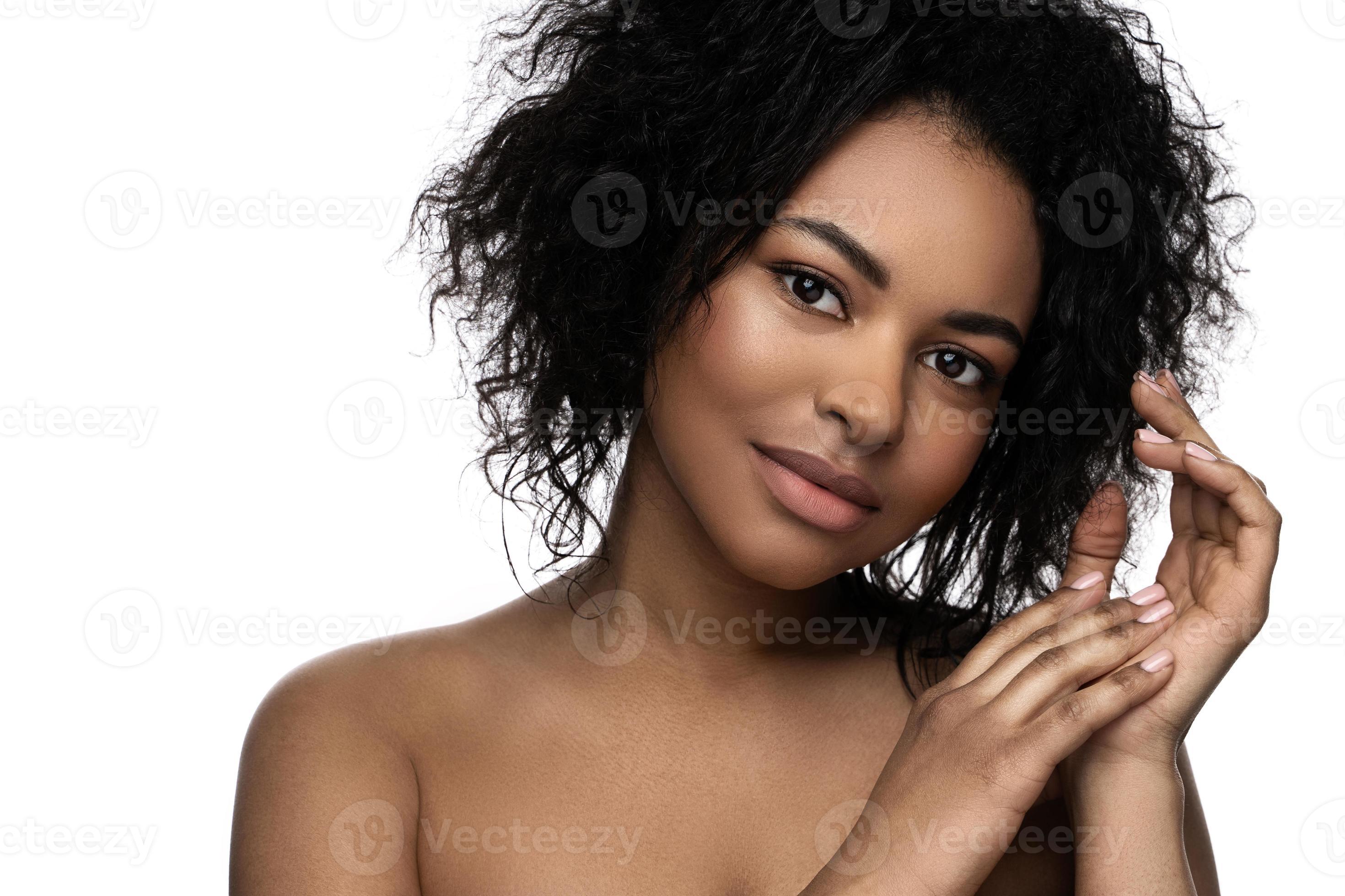 belle femme noire à la peau lisse sur fond blanc 16291907 Photo de