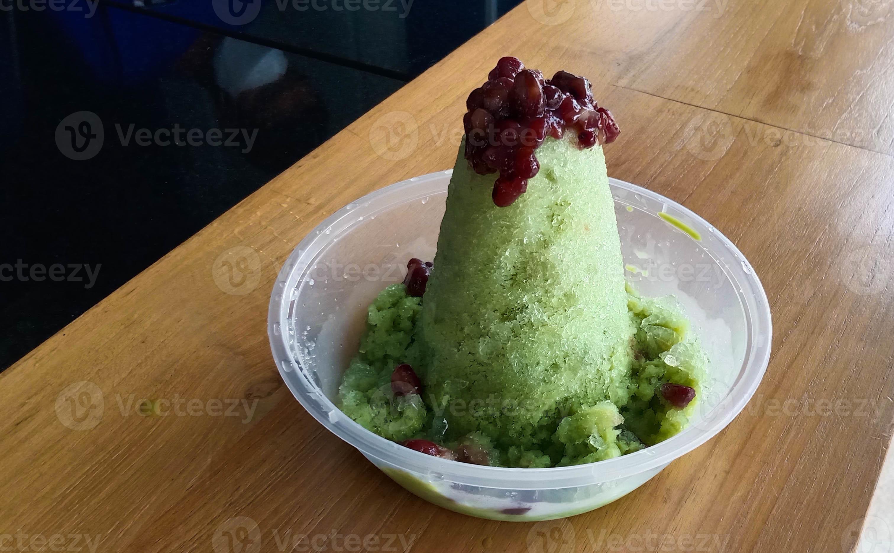 kakigori est un dessert japonais à la glace pilée, avec des haricots rouges  et une sauce sucrée sur de la glace. dessert d'été traditionnel au japon  16663238 Photo de stock chez Vecteezy