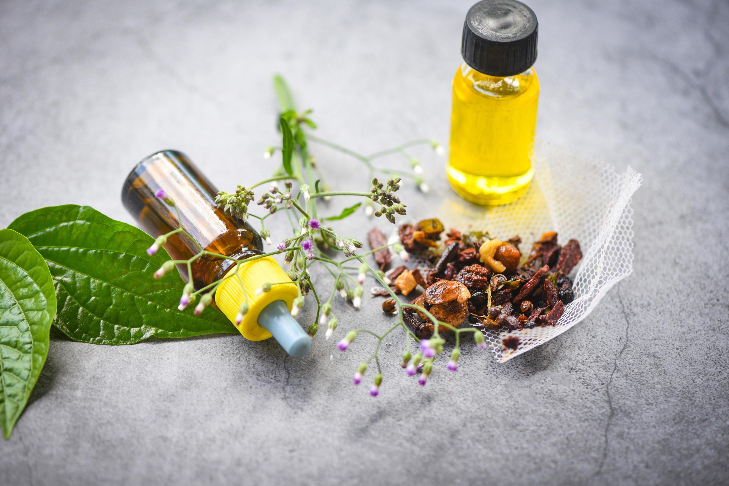 huiles essentielles naturelles - aromathérapie bouteilles d'huile à base de  plantes arôme avec des feuilles de fleurs formulations à base de plantes, y  compris des fleurs sauvages et des herbes 16788748 Photo