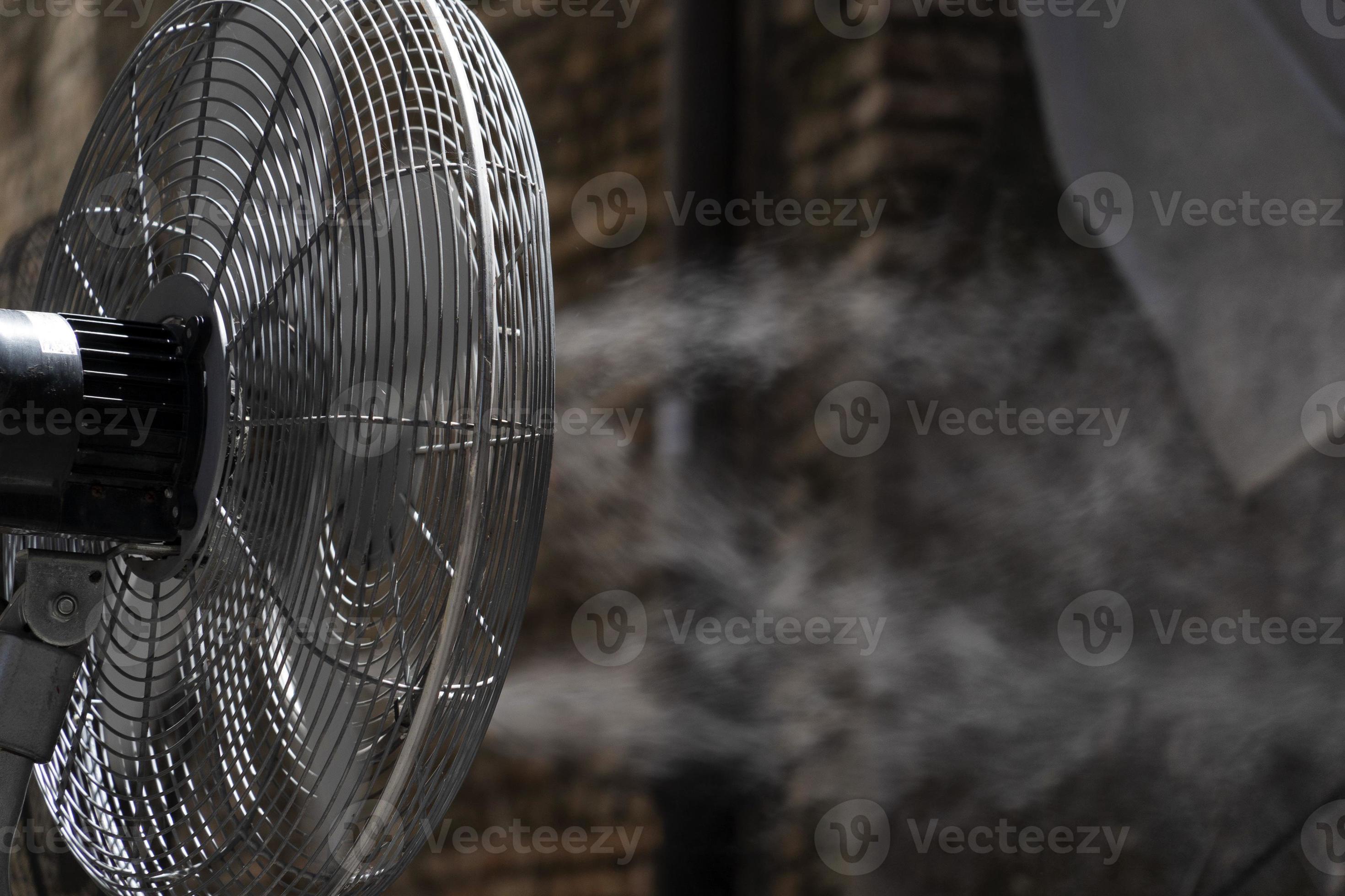 ventilateur de rafraîchissement avec pulvérisation d'eau froide 17363367  Photo de stock chez Vecteezy