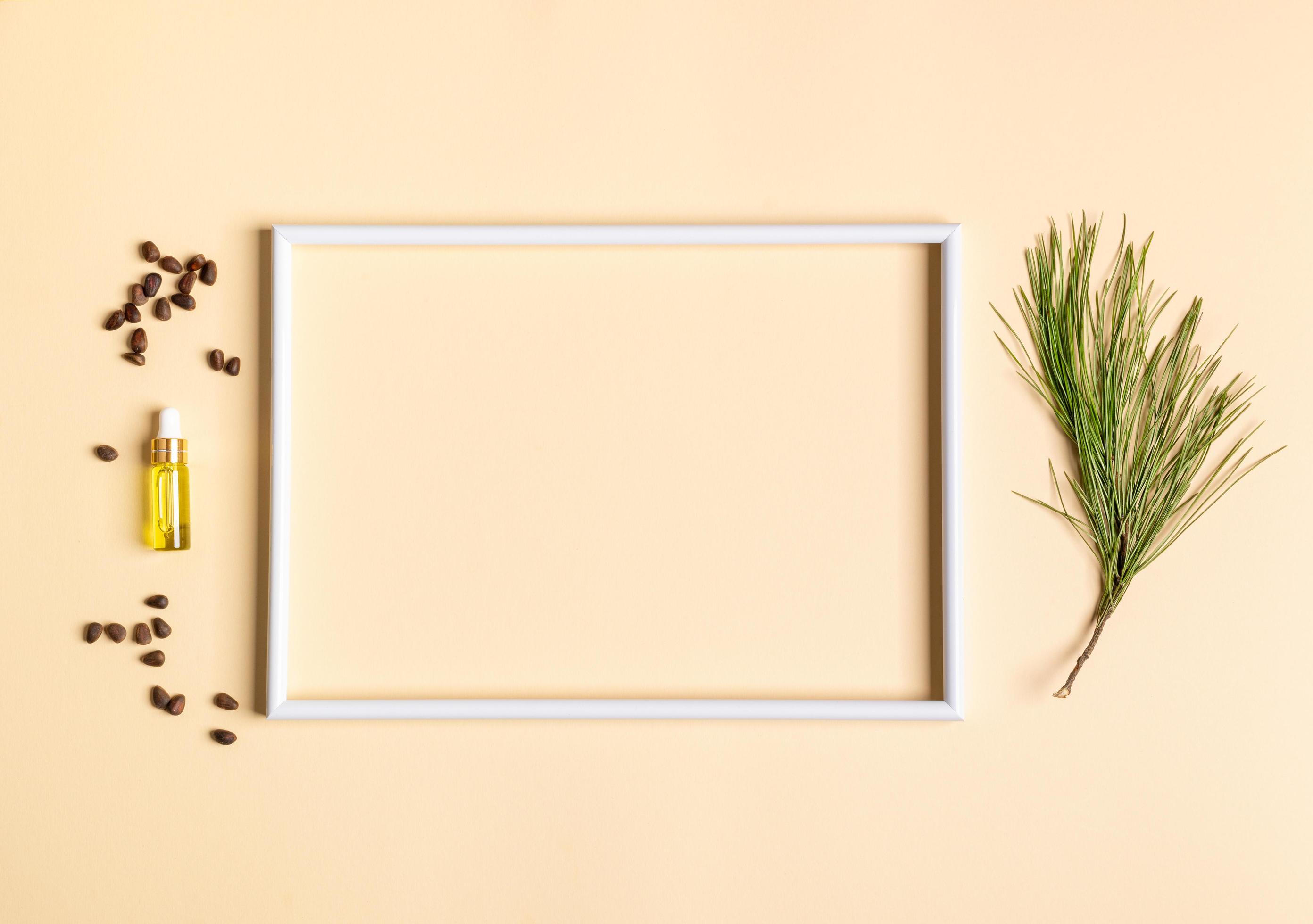 cadre vide blanc et petite bouteille en verre avec huile