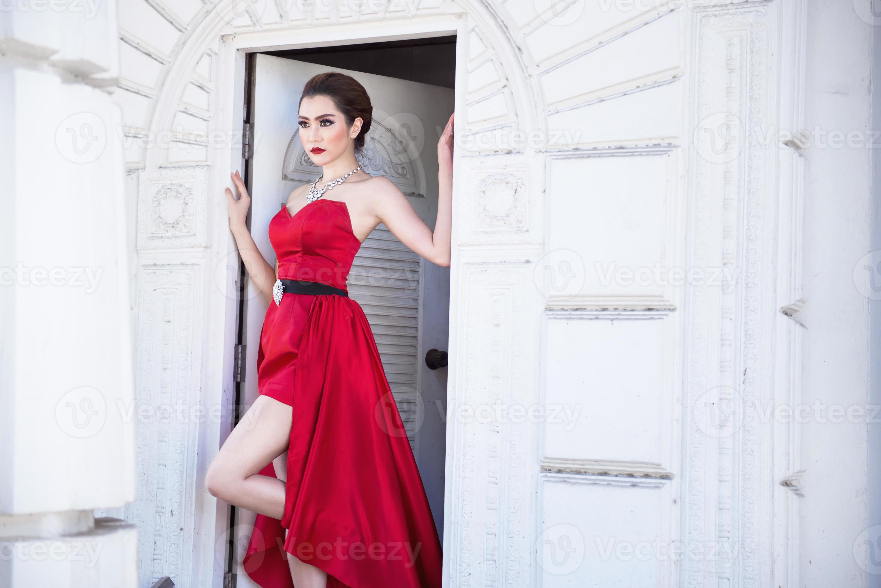 belle femme en robe rouge 17442330 Photo de stock chez Vecteezy