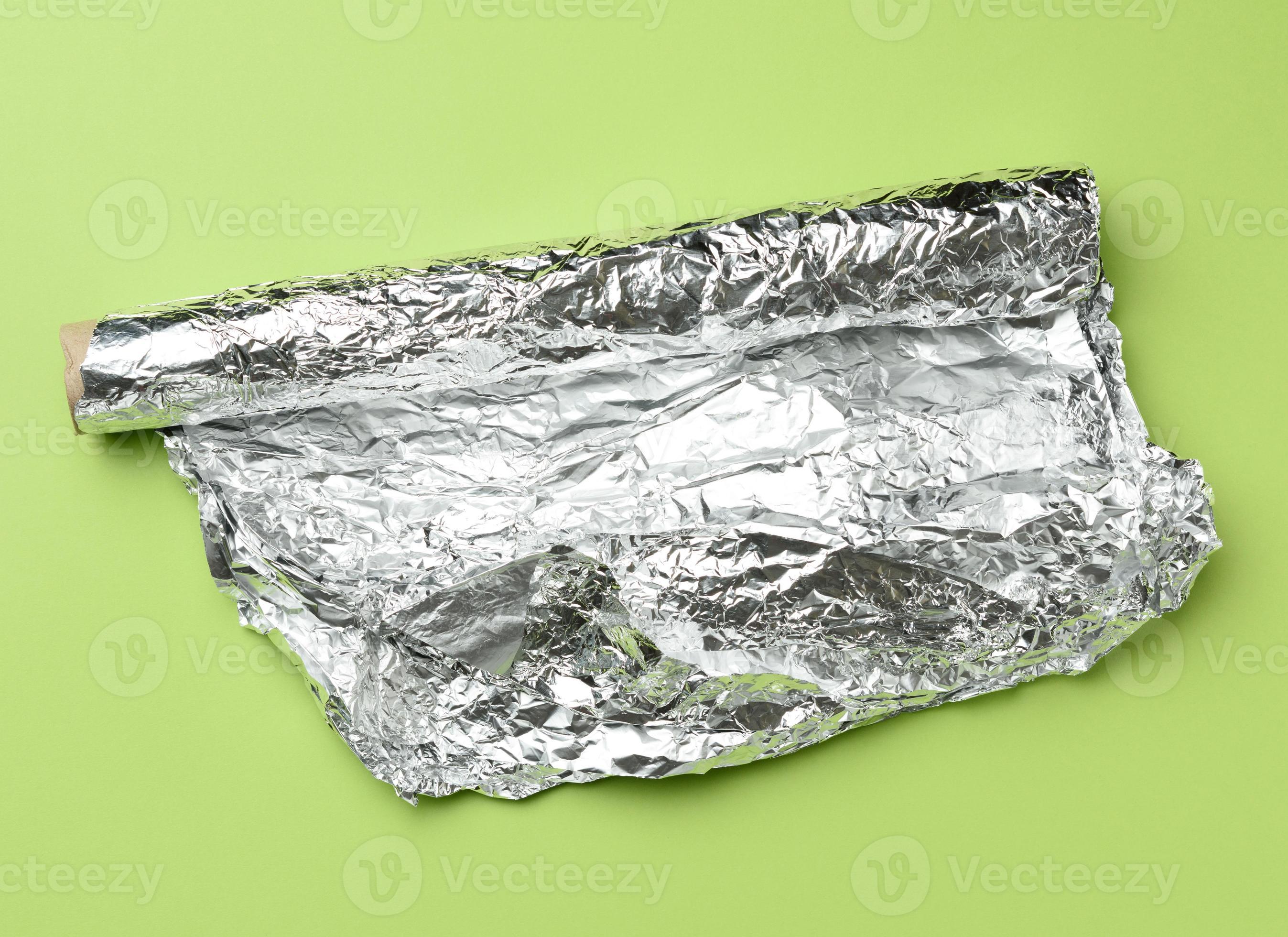 rouleau de papier d'aluminium gris pour la cuisson et l'emballage des  aliments sur fond vert 17470011 Photo de stock chez Vecteezy