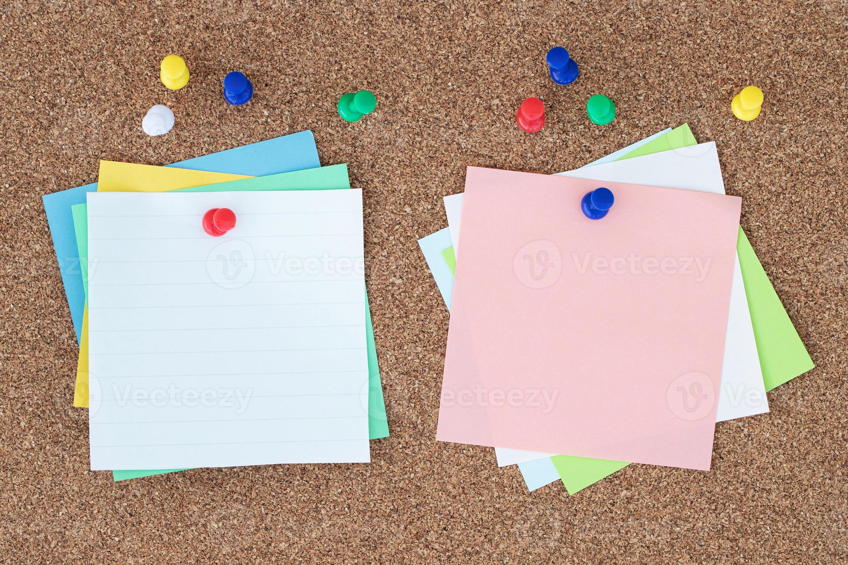 bloc-notes d'homme d'affaires dans le mur de la salle de réunion. tableau  de calendrier de rappel de papier post-it collant. variété colorée 17506220  Photo de stock chez Vecteezy