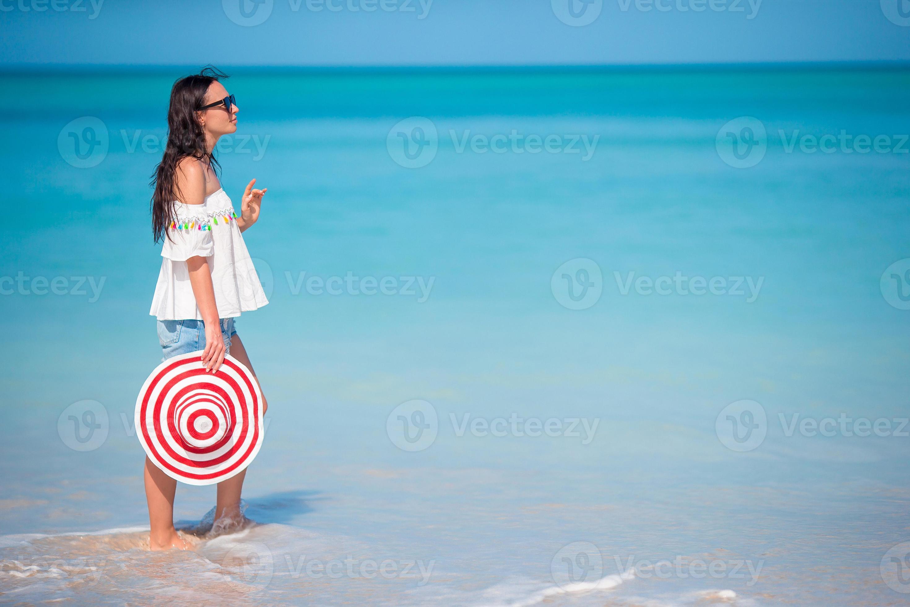 jeune femme heureuse en maillot de bain sur la plage blanche 18064108 Photo  de stock chez Vecteezy