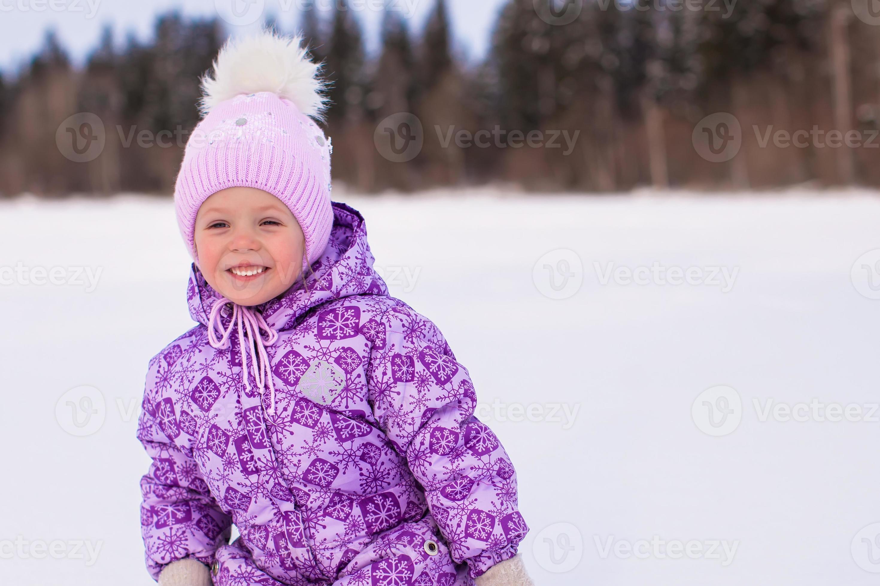 petite fille adorable heureuse s'amusant sur la neige à la journée  ensoleillée d'hiver 17709026 Photo de stock chez Vecteezy