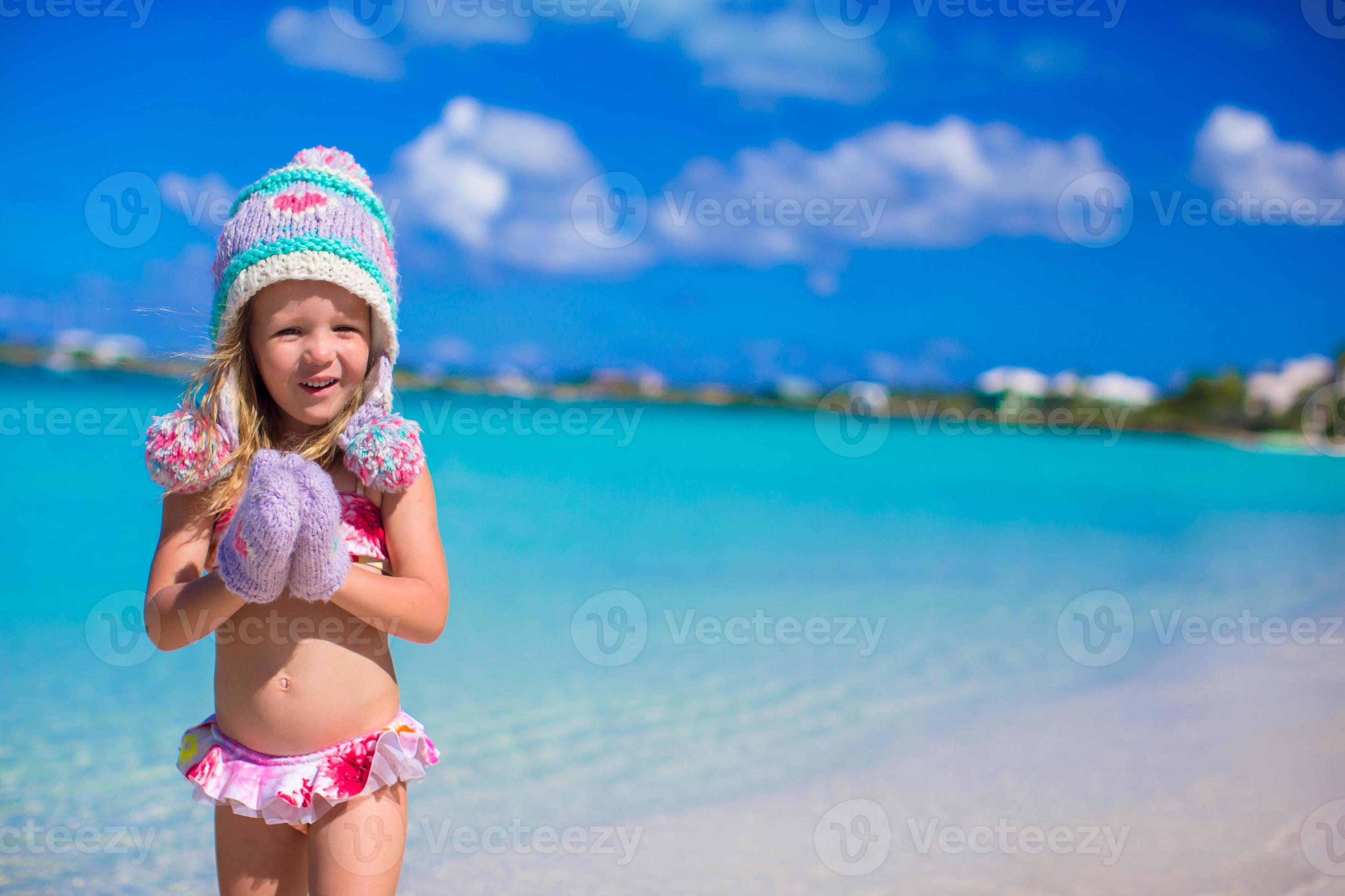 petite fille adorable en bonnet tricoté chaud et mitaines sur la