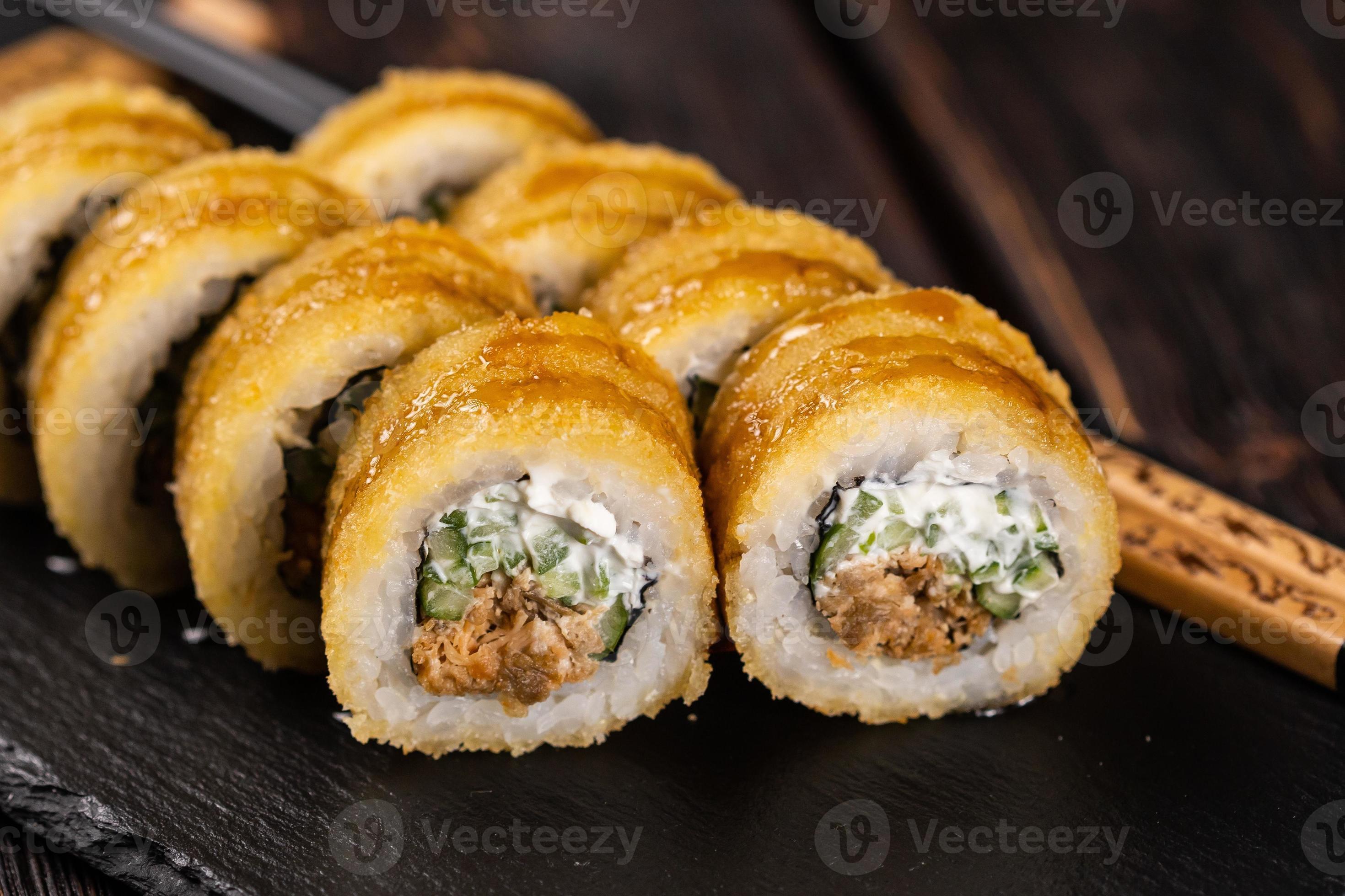 Les Sushis Japonais Food.Roll Traditionnelle Japonaise À Base De Poisson  Fumé Banque D'Images et Photos Libres De Droits. Image 10777460