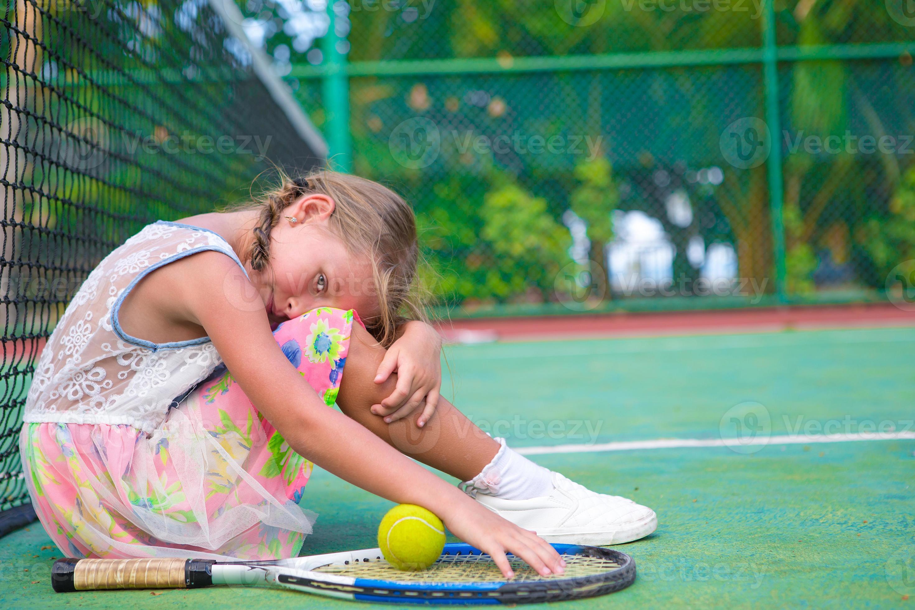 Enfant Jouant Au Tennis Sur Un Terrain Extérieur Enfant Avec Balle De Tennis  Enfant Sport Avec Raquette Sur Tennis Playg